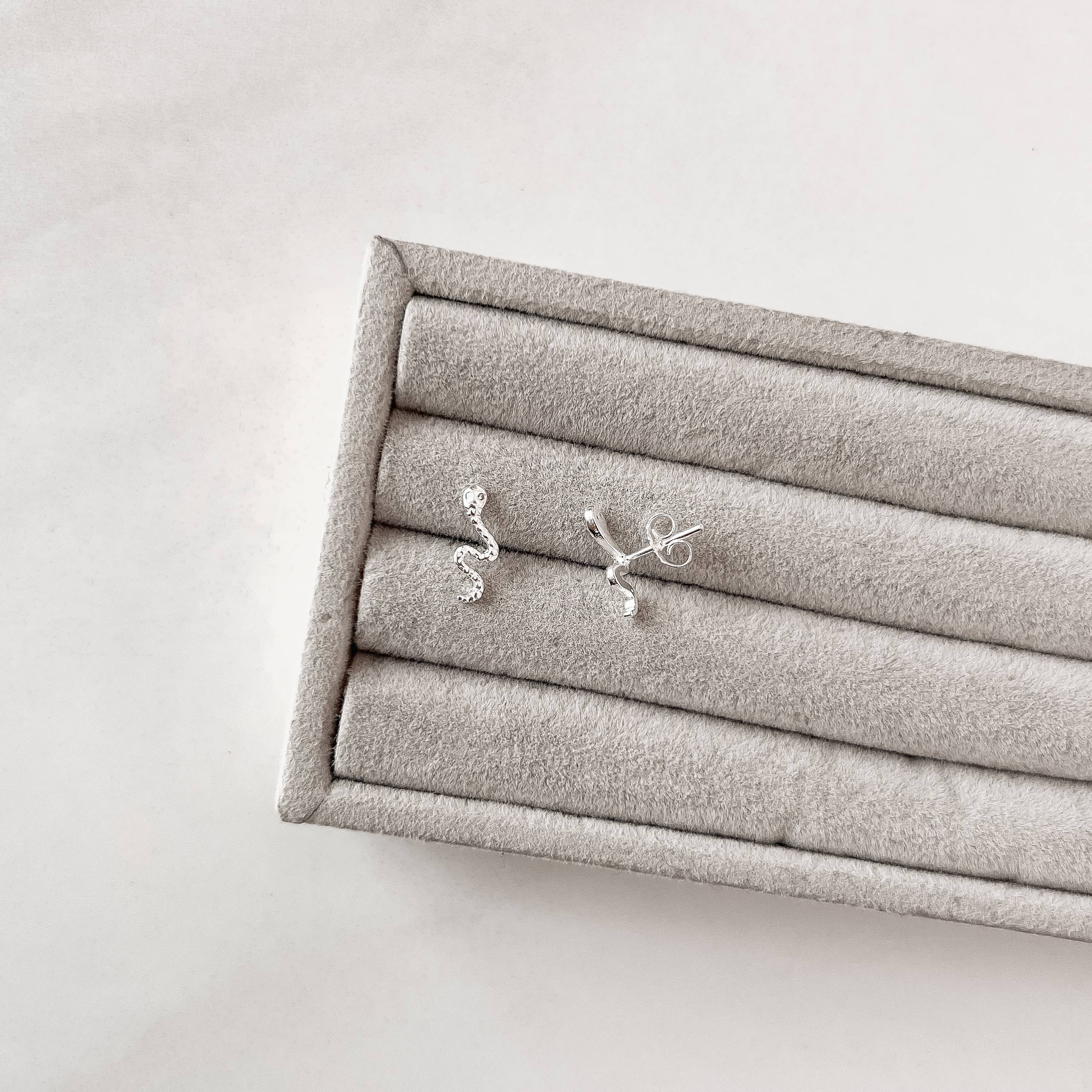 Brinco cobra desenhada 11mm