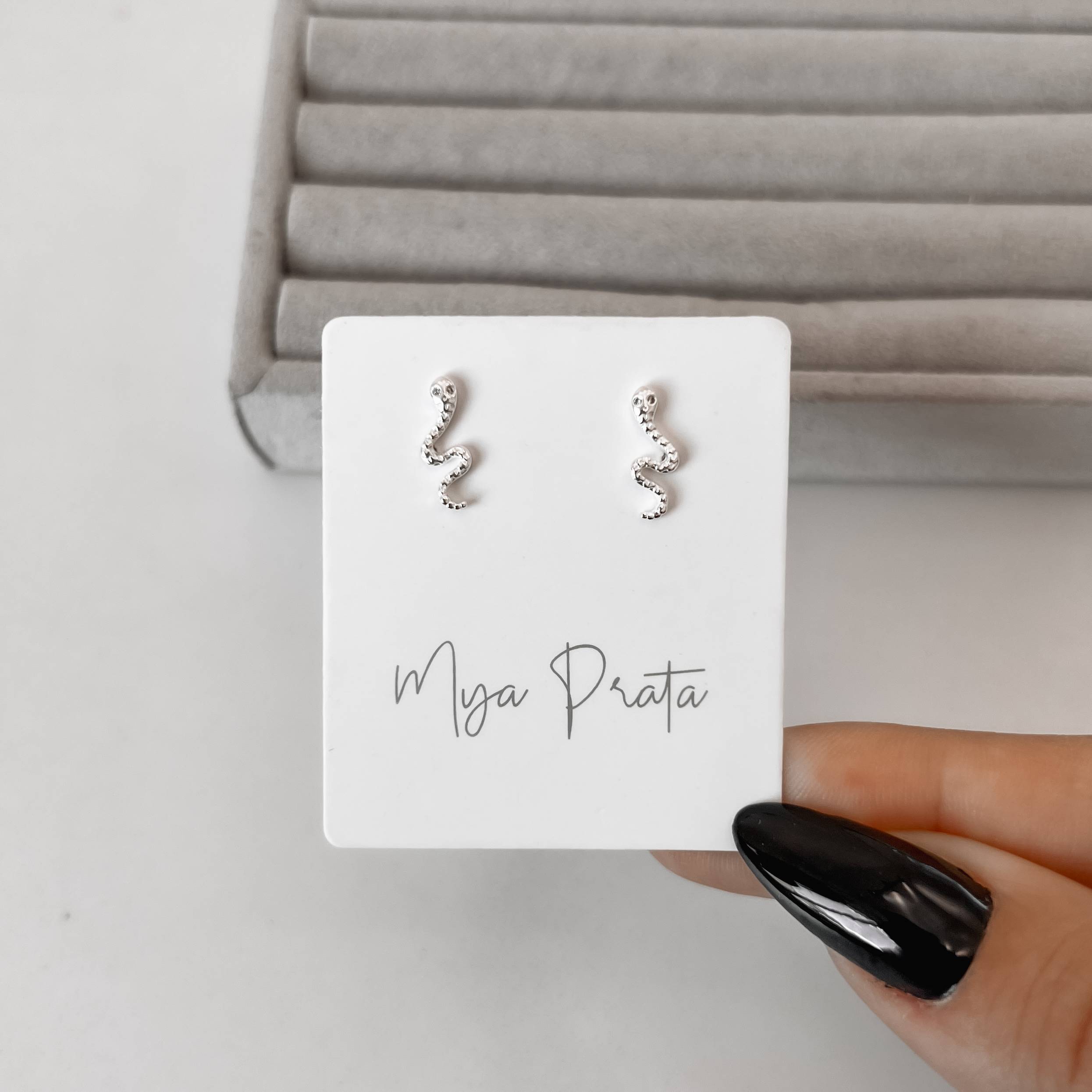 Imagem Secundária Brinco cobra desenhada 11mm