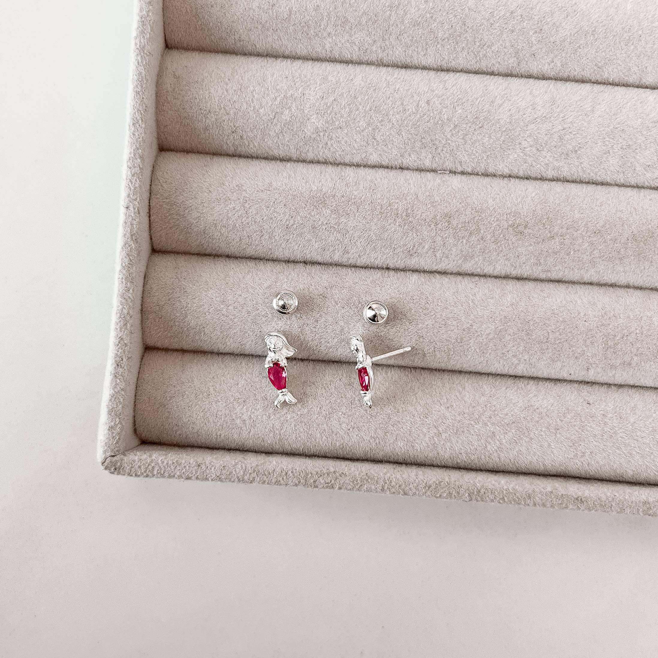 Brinco infantil sereia com zircônia gota cereja 12mm tarraxa baby