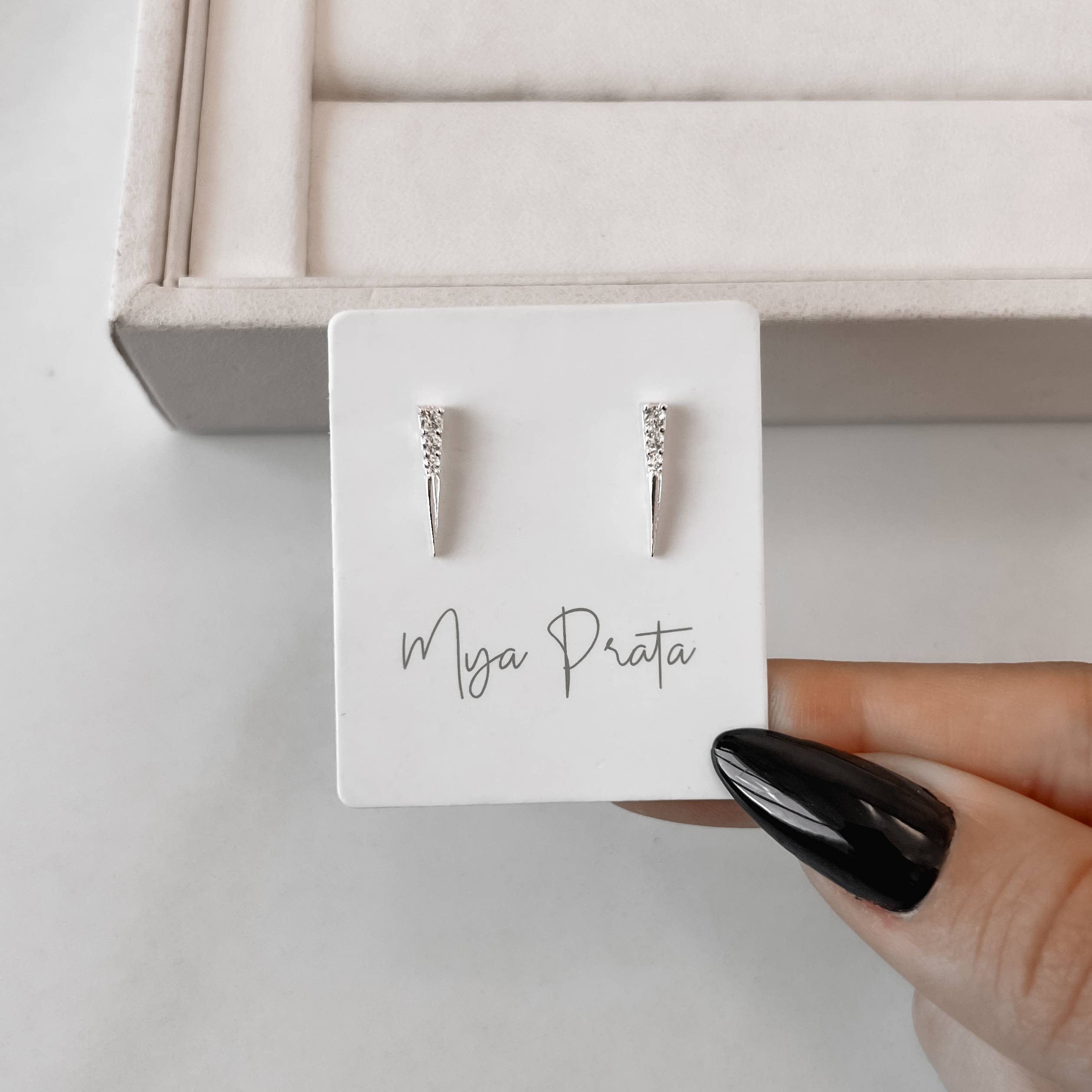 Brinco triângulo isósceles detalhe cravejado 14mm