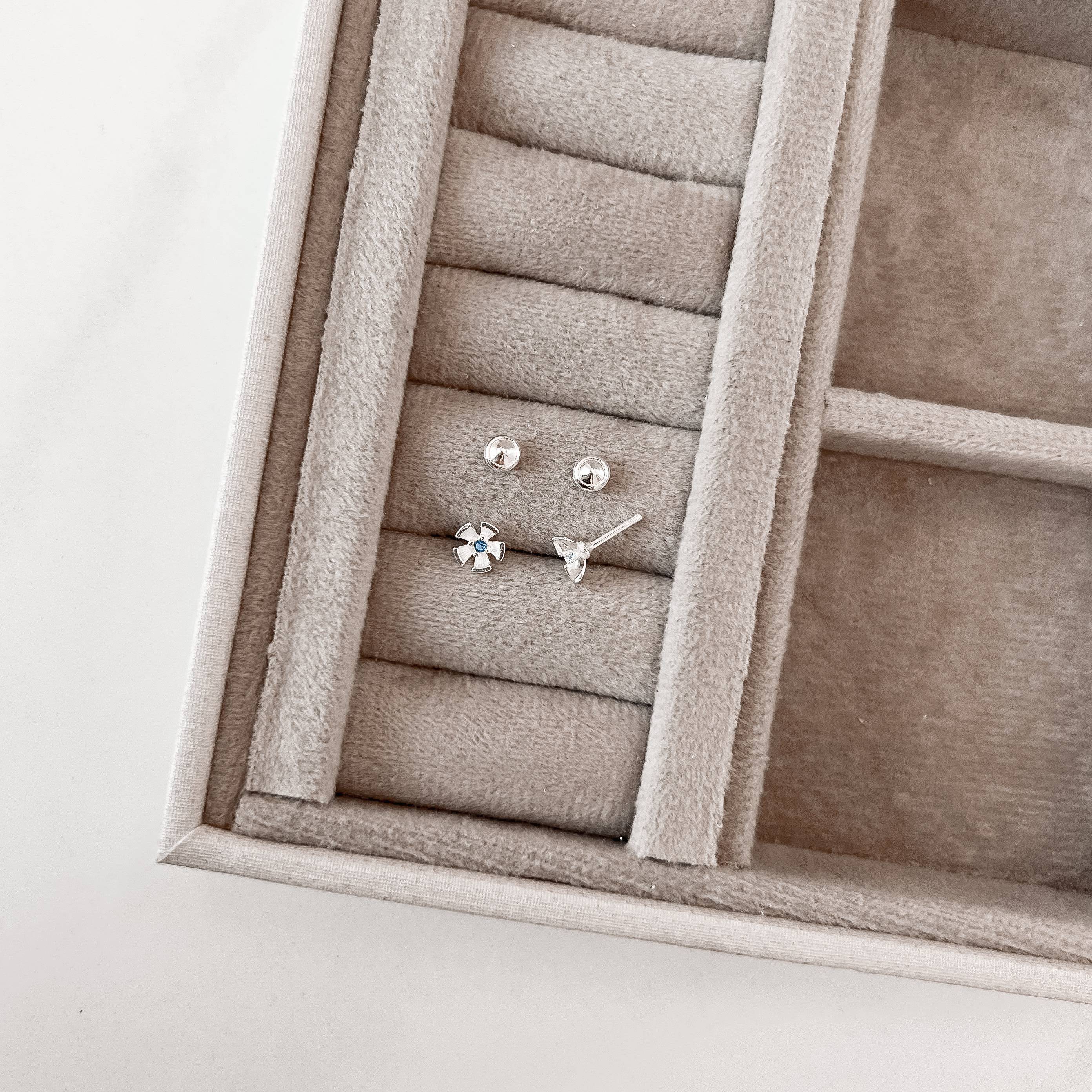 Imagem Secundária Brinco infantil flor detalhe zircônia azul 6mm tarraxa baby