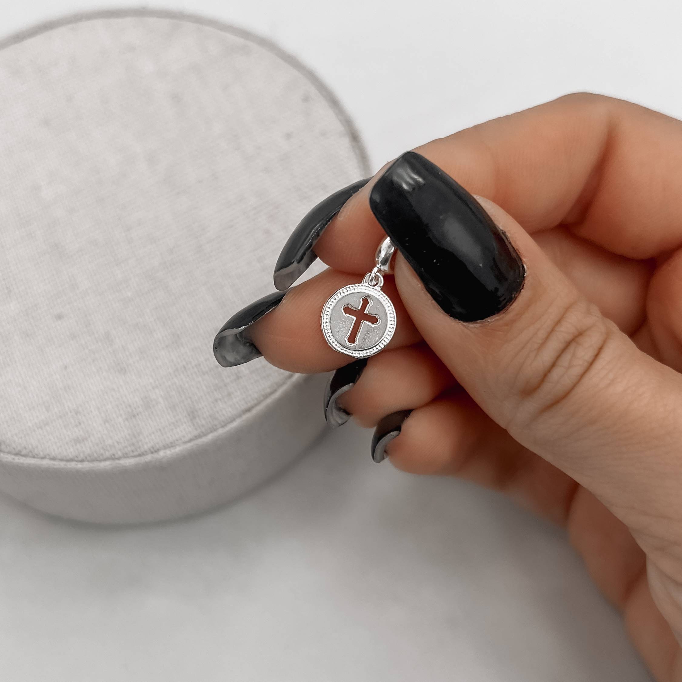 Berloque pingente medalha cruz vazada 9mm