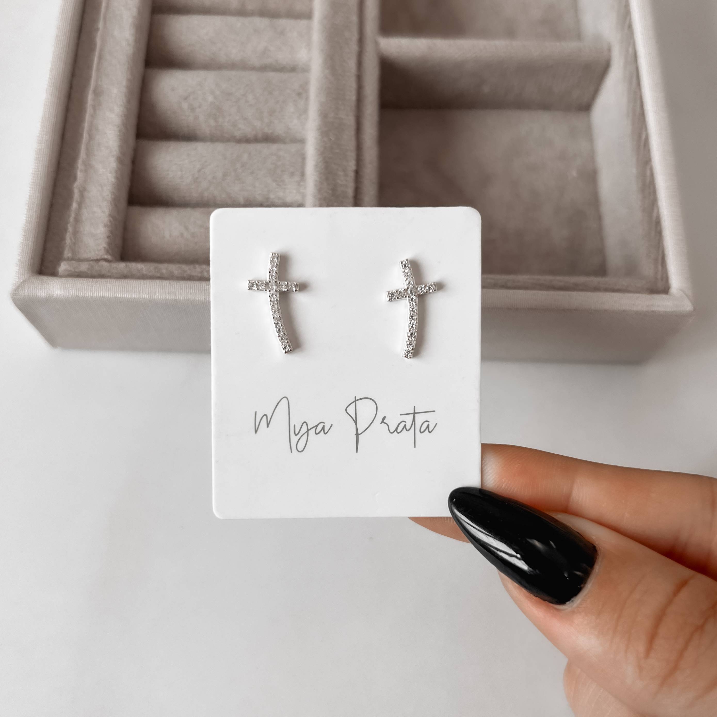 Imagem Secundária Brinco cruz curva cravejada 15mm