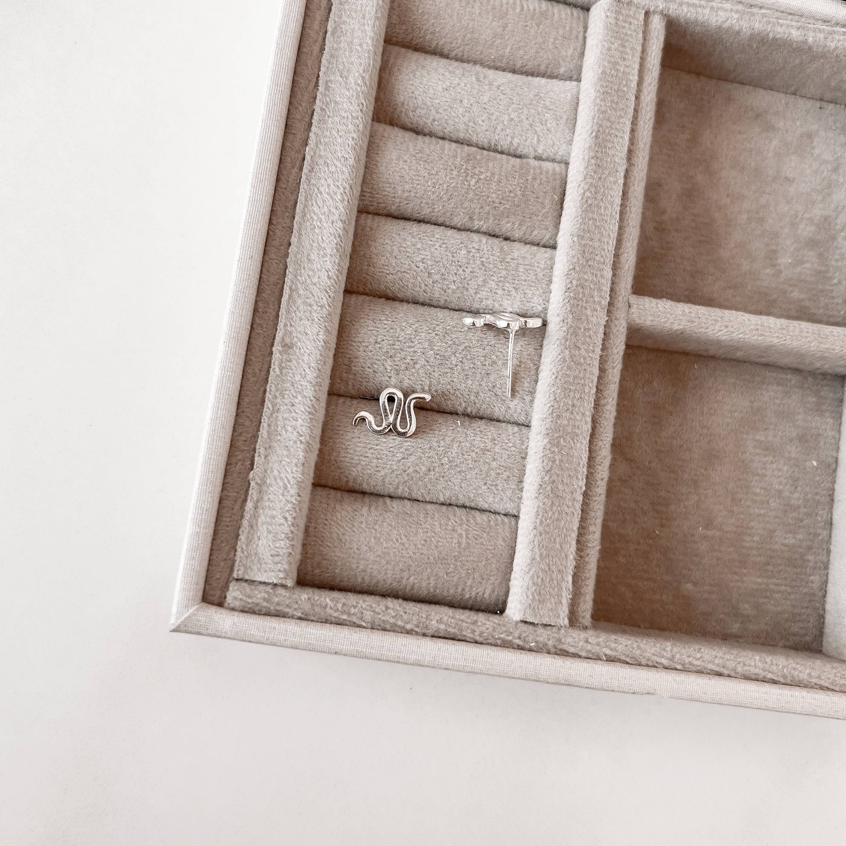 Brinco cobra de lado 13mm