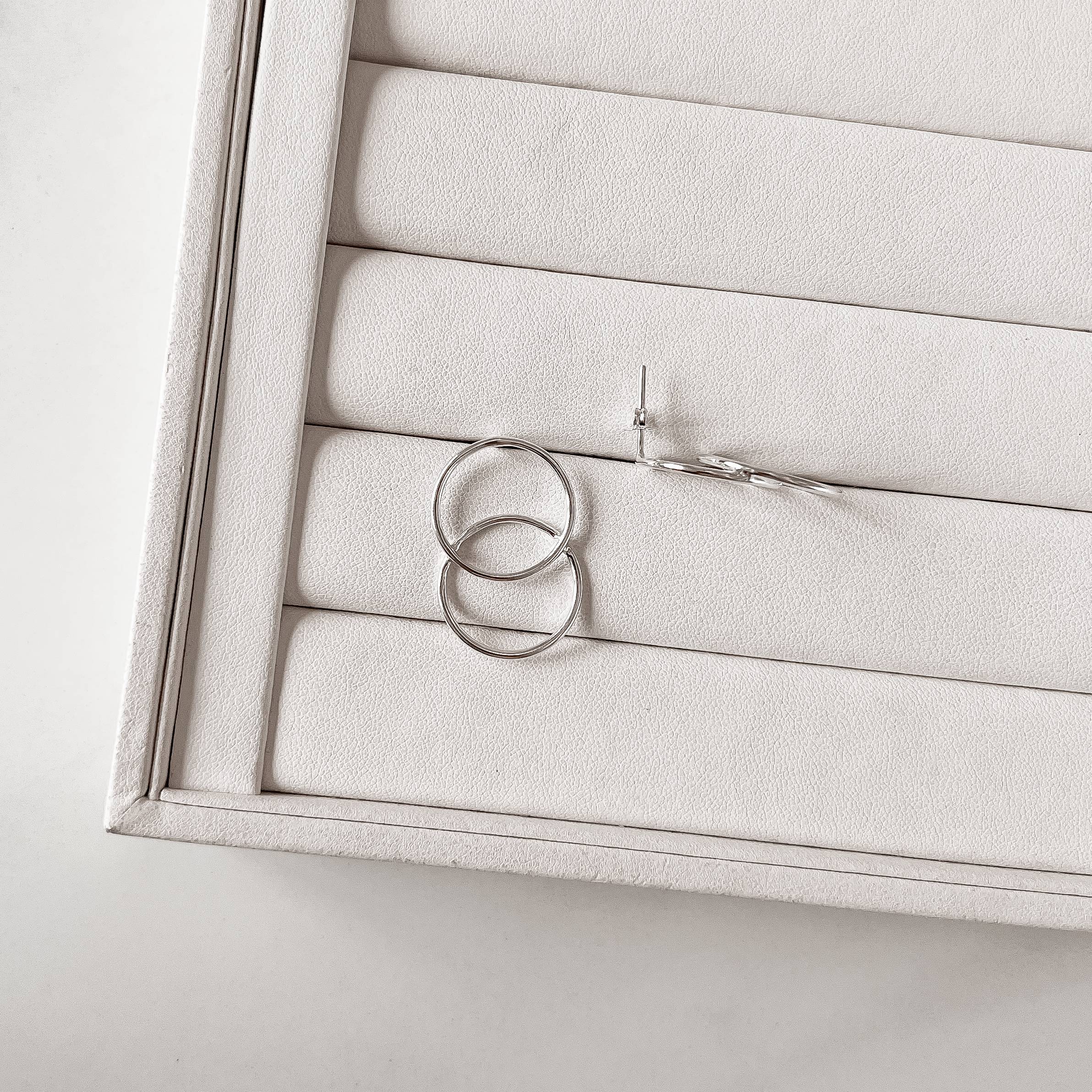 Brinco 2 círculos vazados 30mm