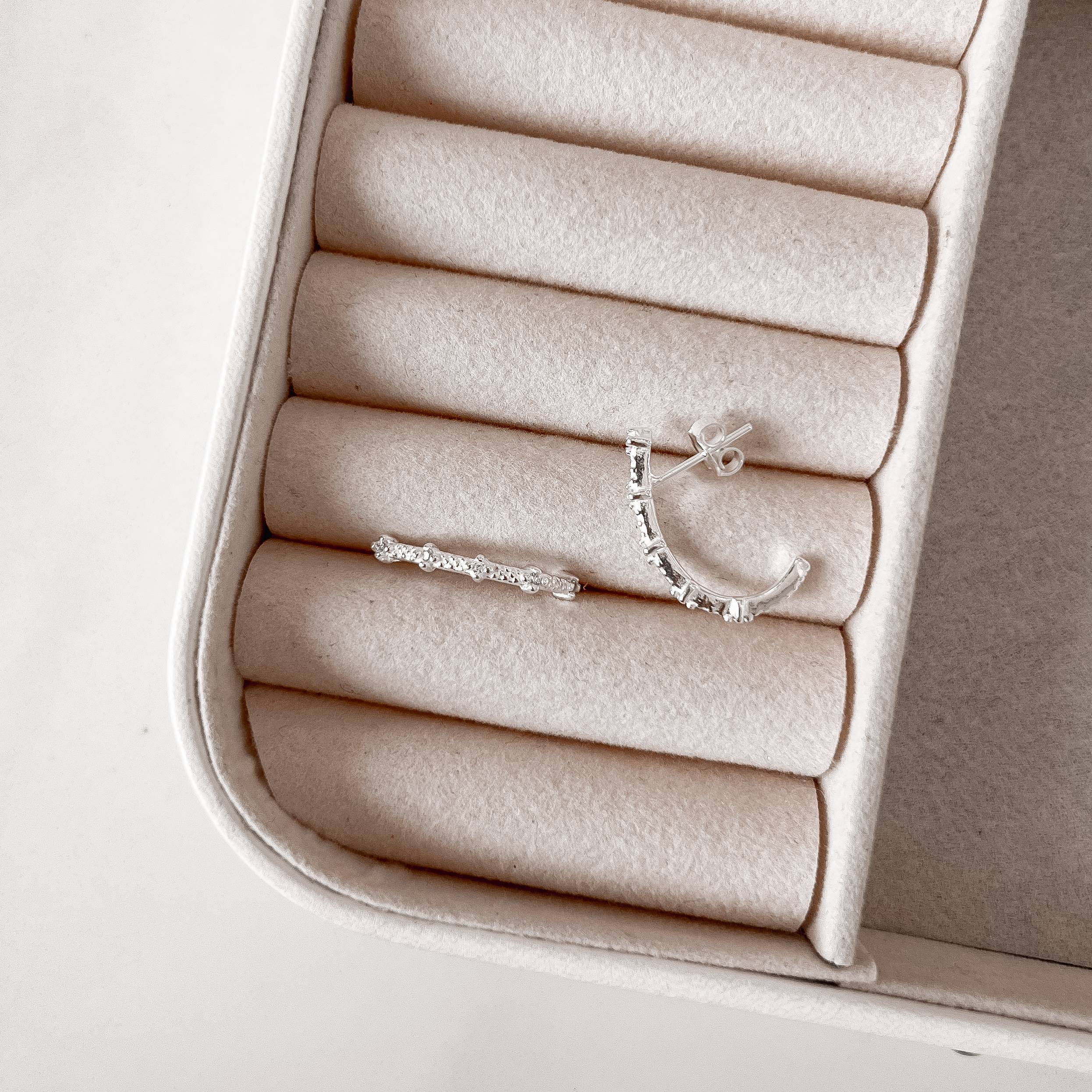 Brinco volta 5 zircônias tarraxa