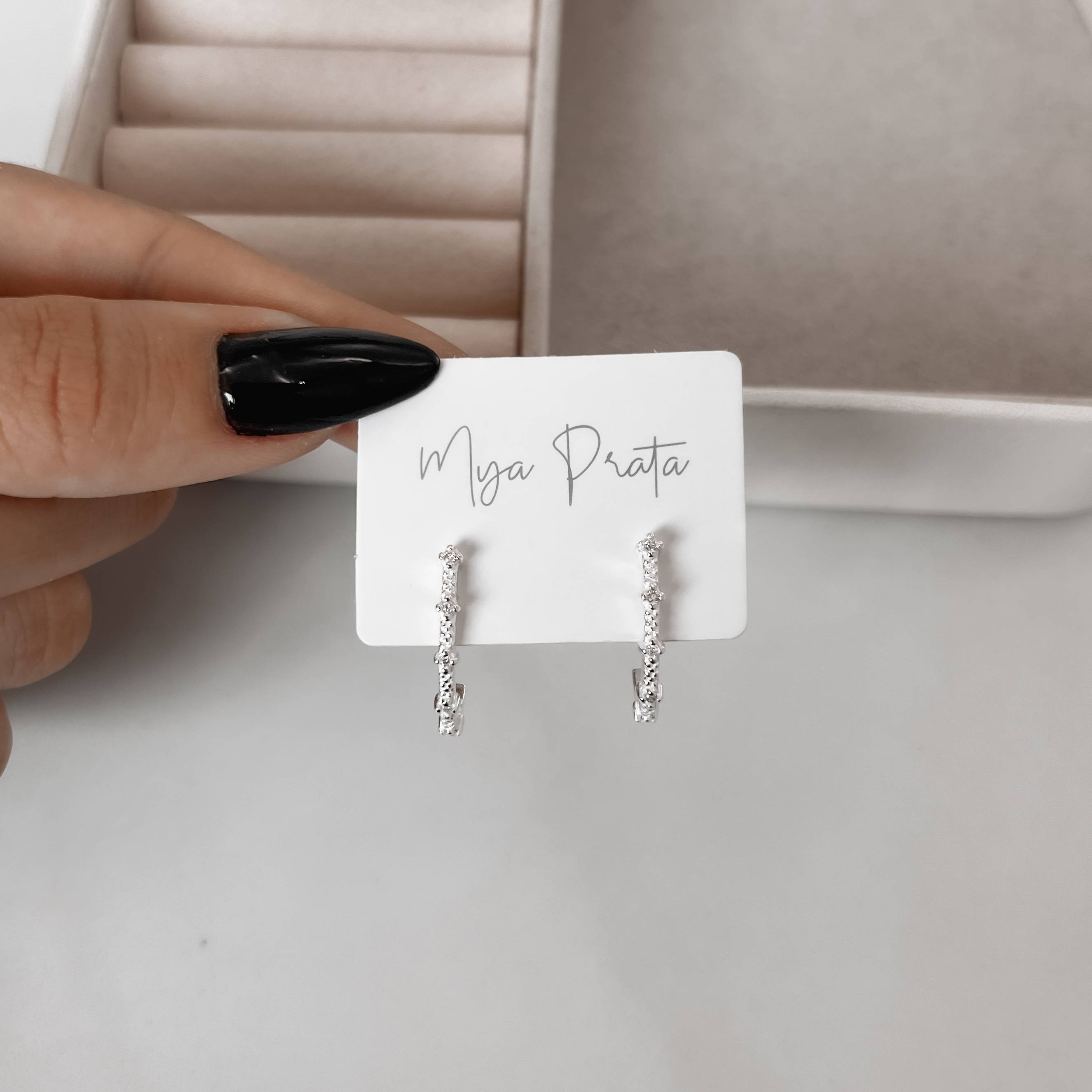 Imagem Secundária Brinco volta 5 zircônias tarraxa