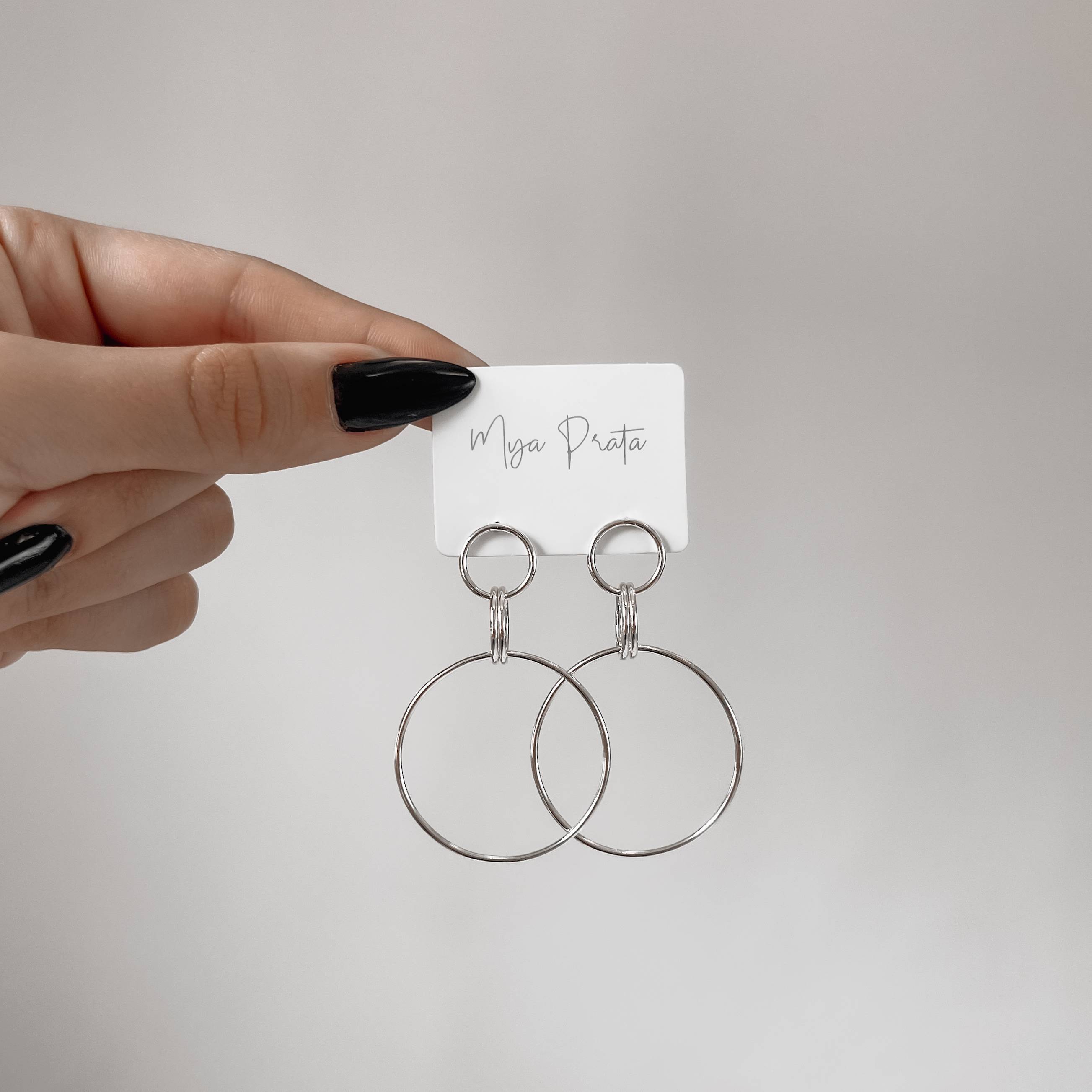 Brinco circulo com circulos pendurados