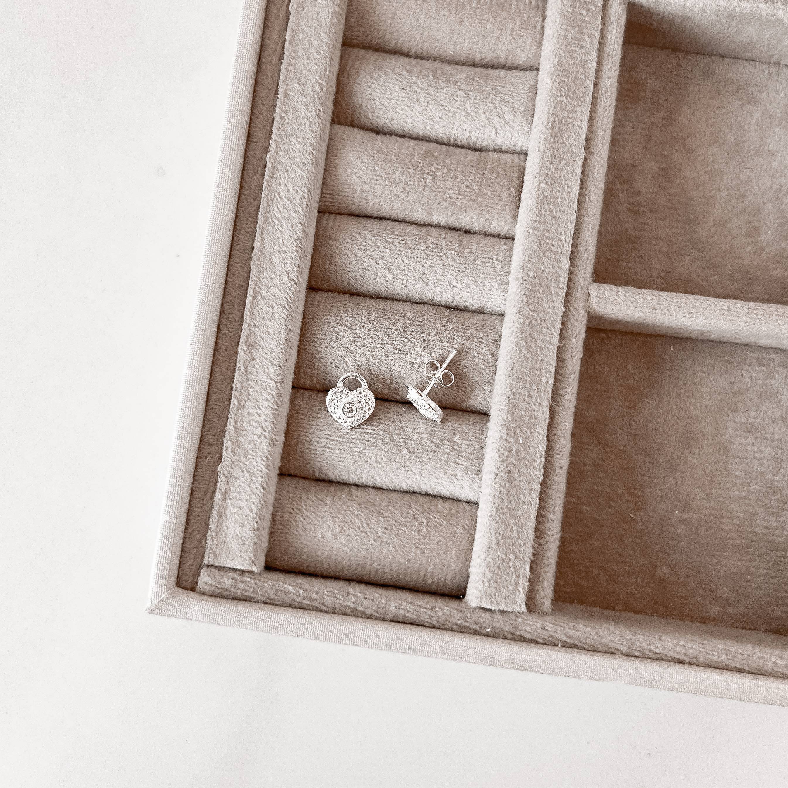 Brinco cadeado coração cravejado 9mm