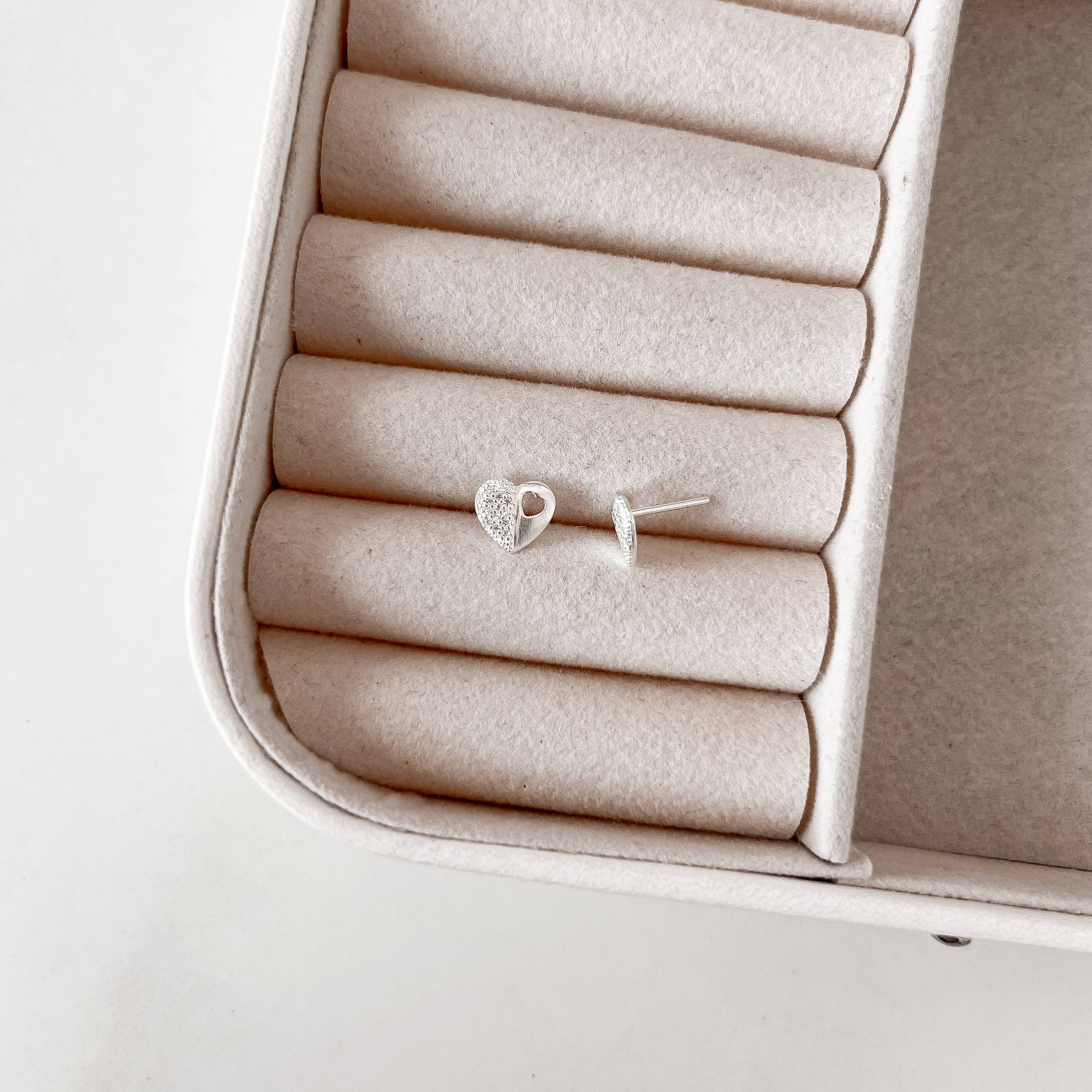 Imagem Secundária Brinco coração 8mm meio cravejado detalhe coração