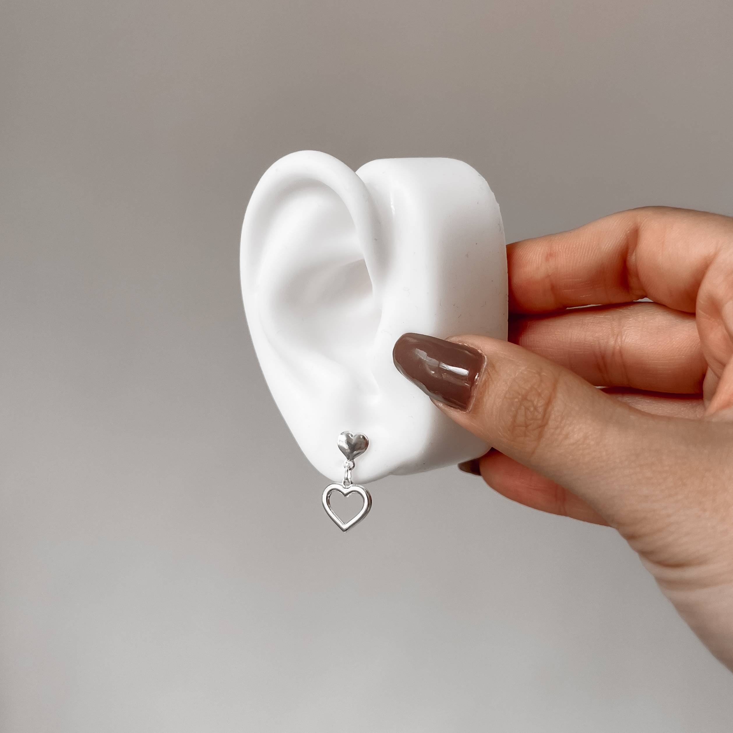 Imagem Secundária Brinco coração com pingente coração vazado 11mm