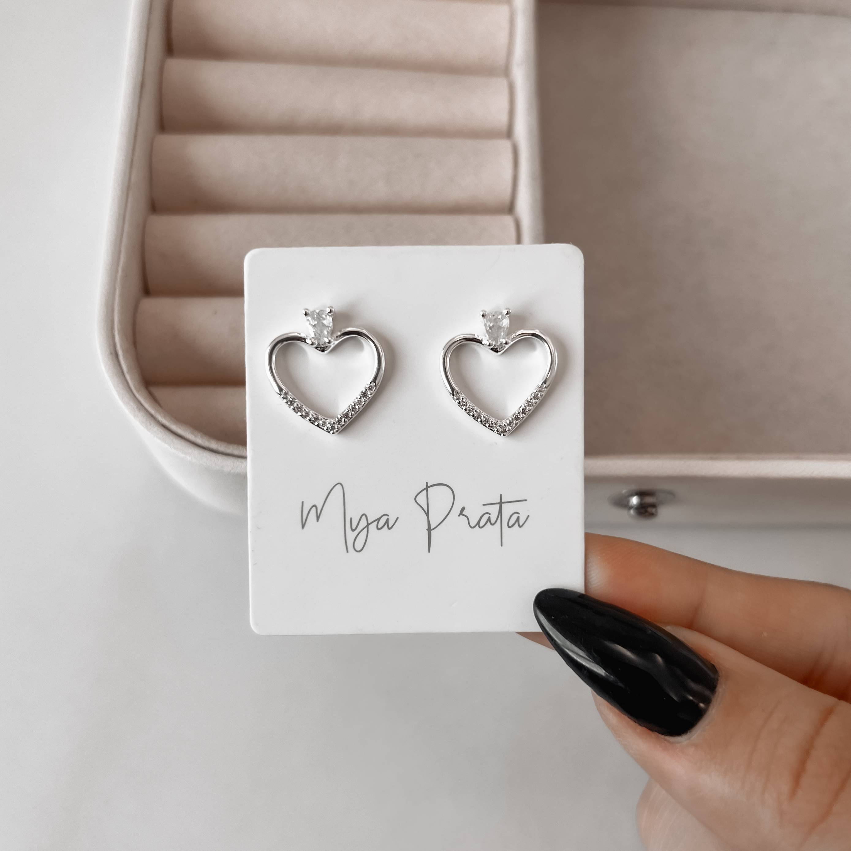 Brinco coração vazado cravejado detalhe zircônia gota 15mm