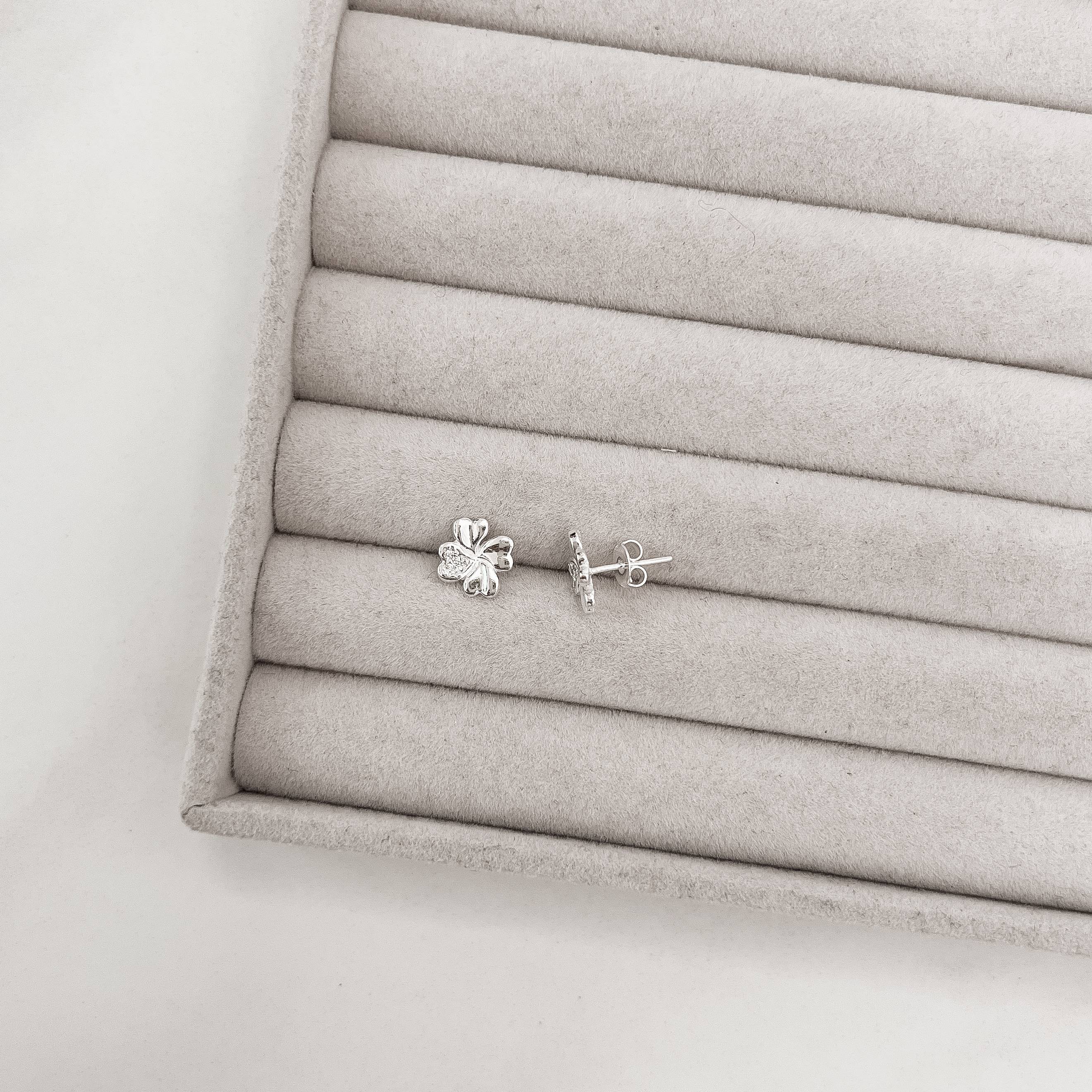 Brinco trevo detalhe cravejado 10mm