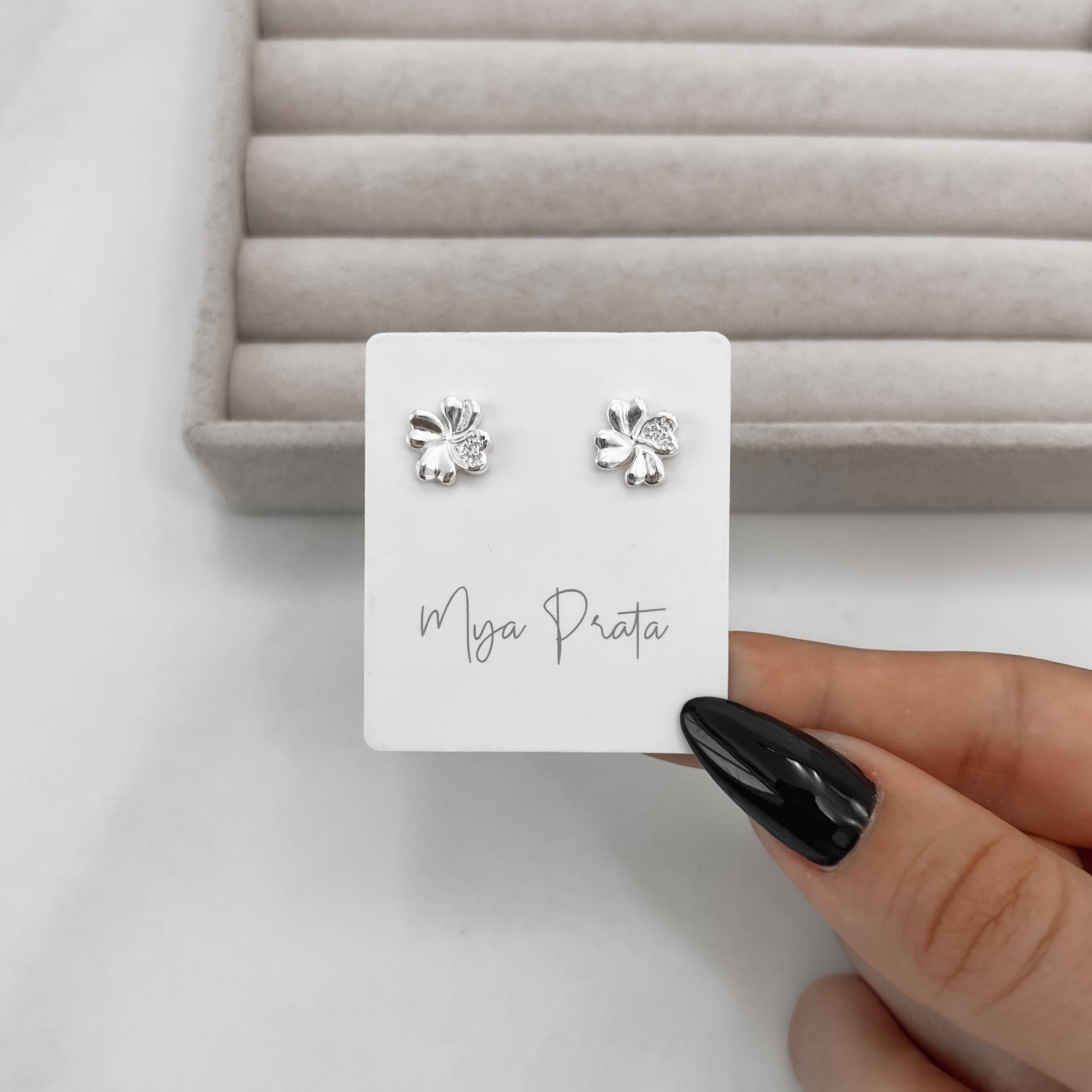 Imagem Secundária Brinco trevo detalhe cravejado 10mm