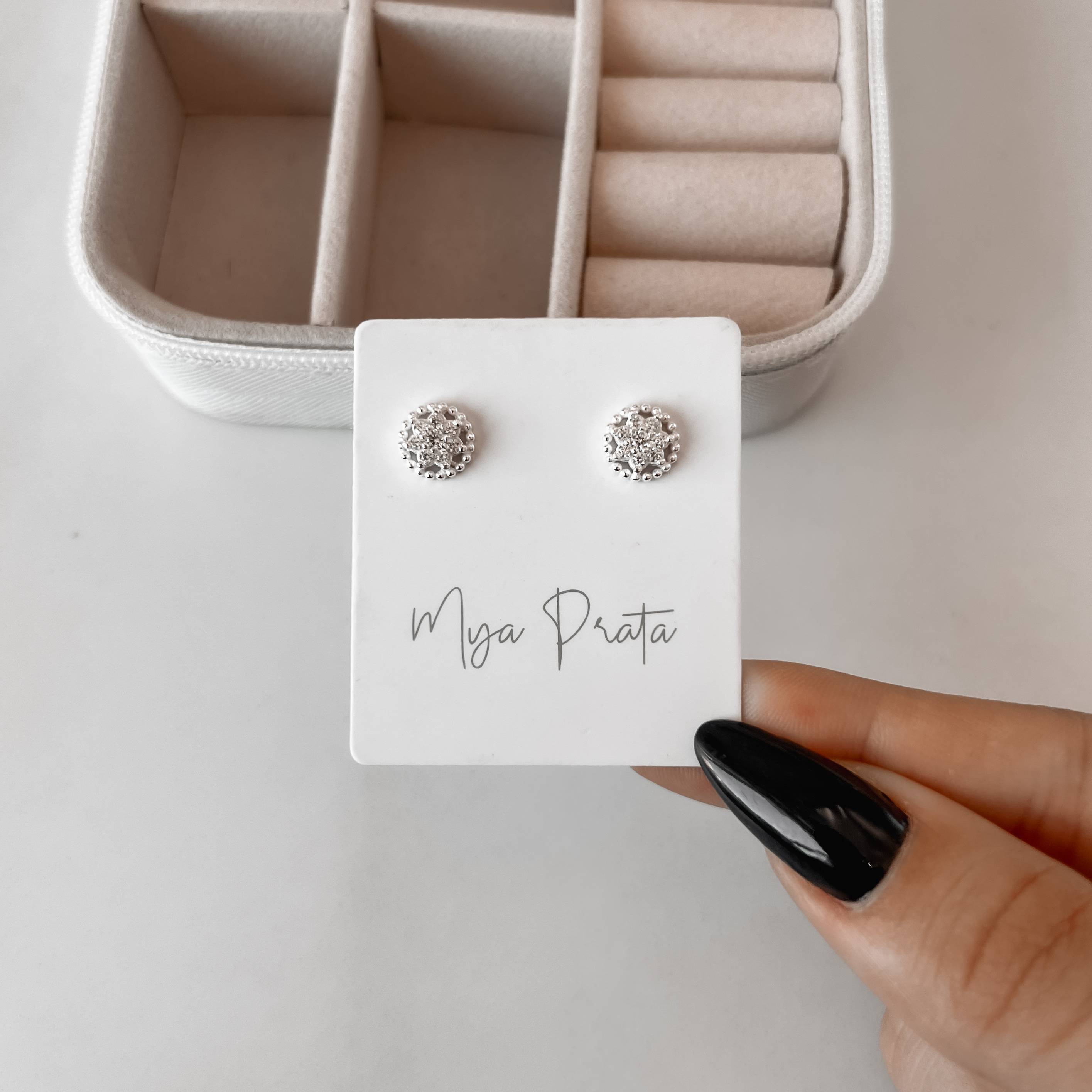 Imagem Secundária Brinco flor cravejada com bolinhas 8mm