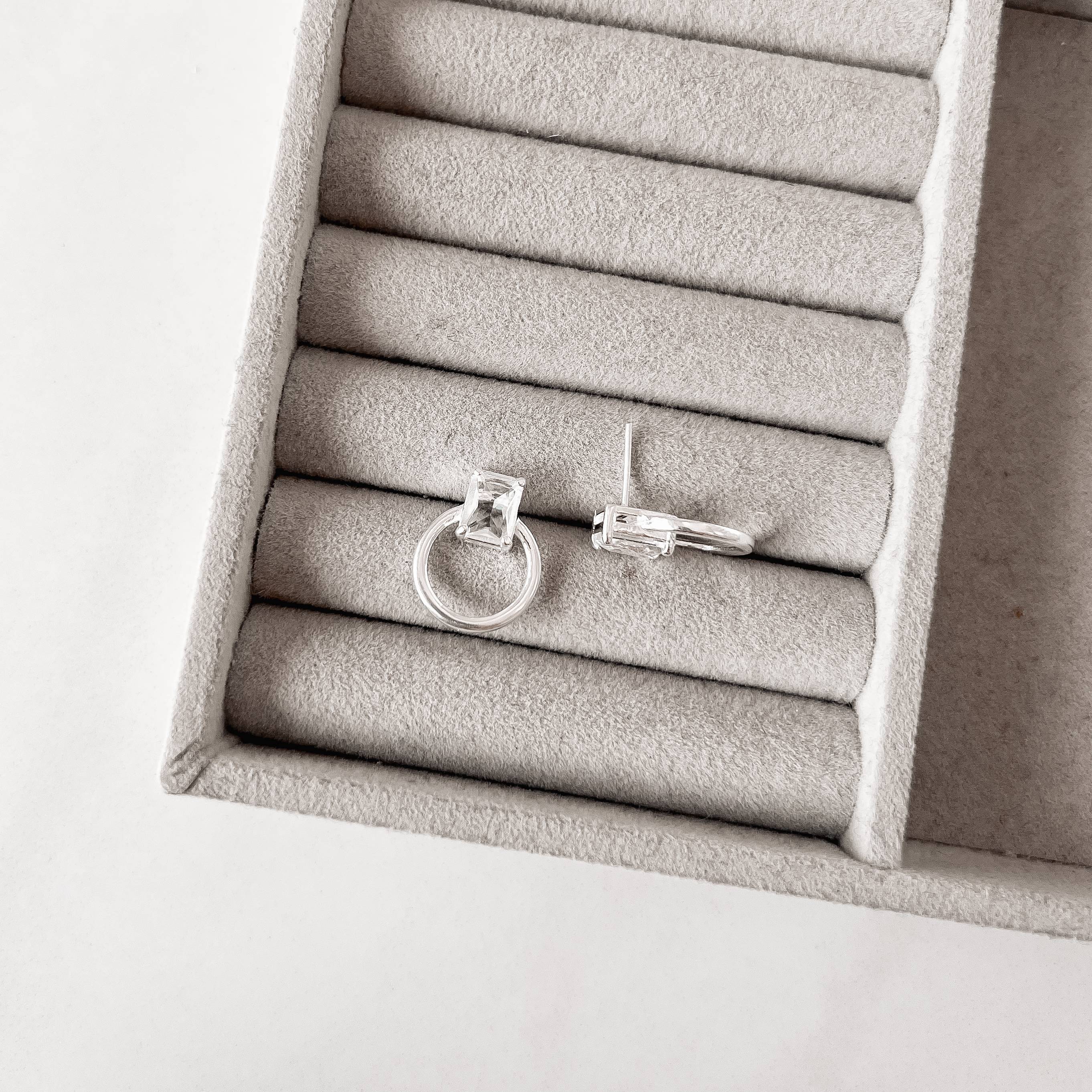 Imagem Brinco zircônia retangular com círculo vazado 18mm