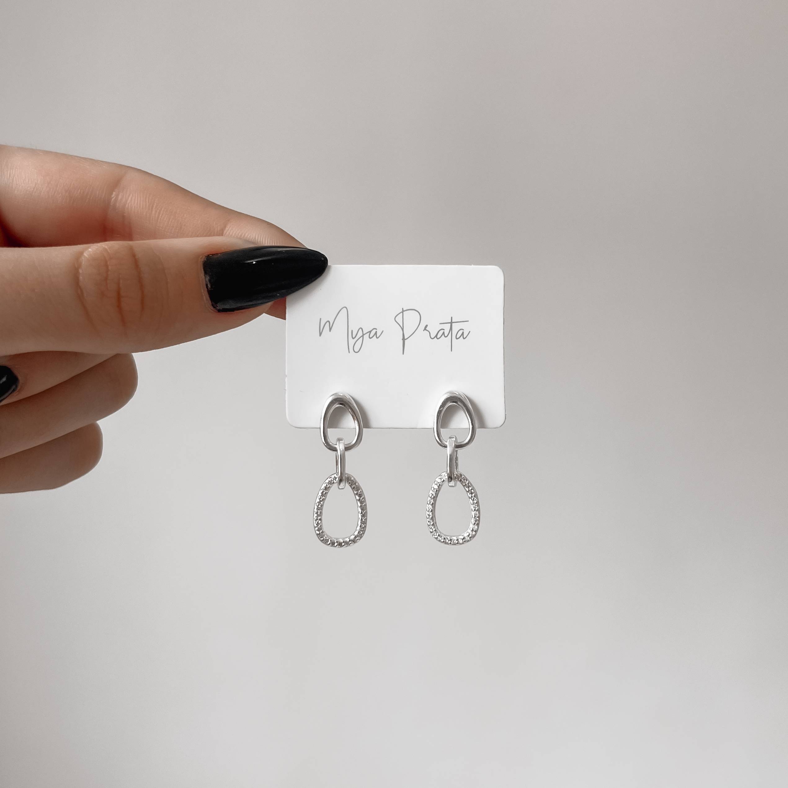 Brinco elos ovais liso e cravejado 28mm