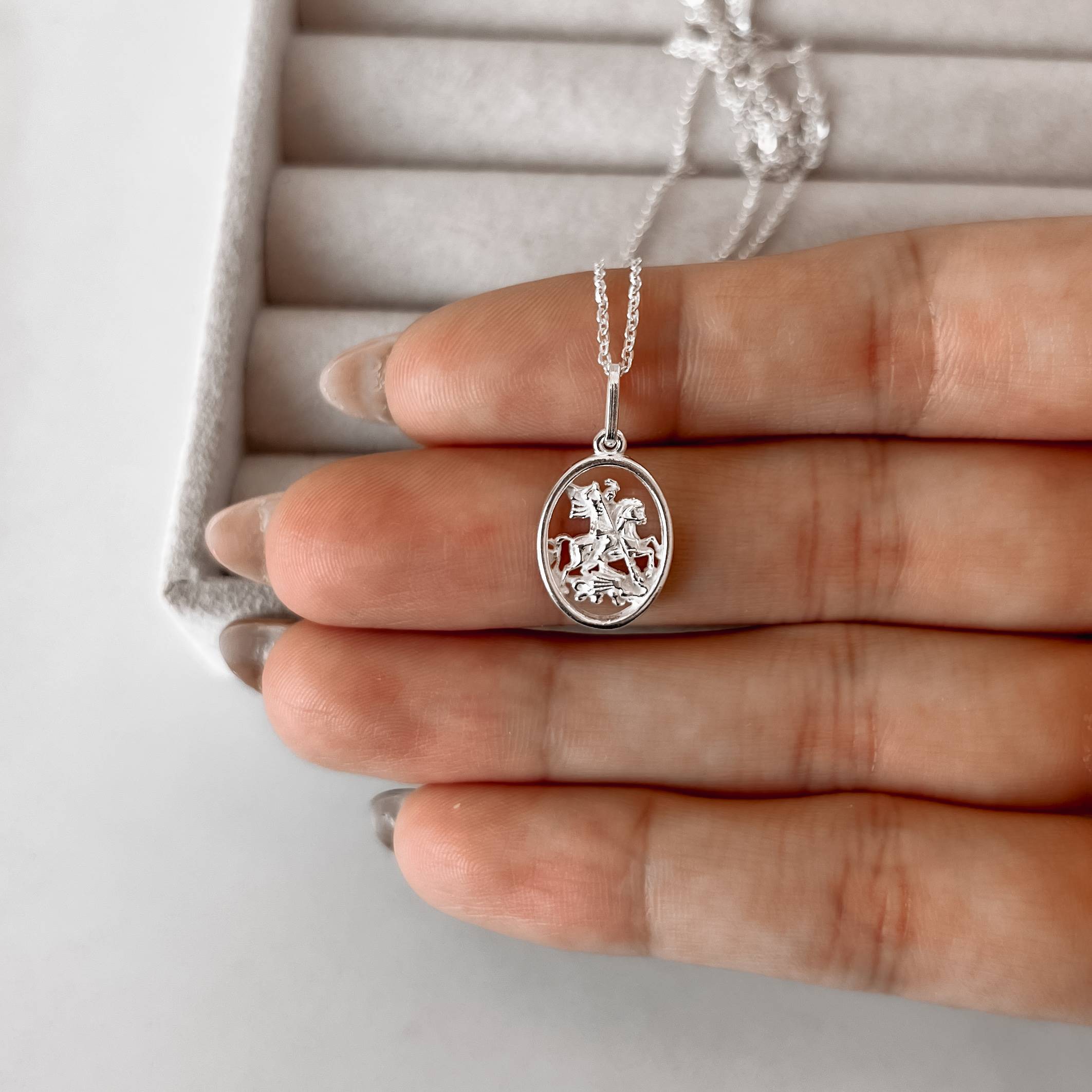 Imagem Secundária Colar pingente medalha oval São Jorge 15mm corrente cadeadinho 45cm