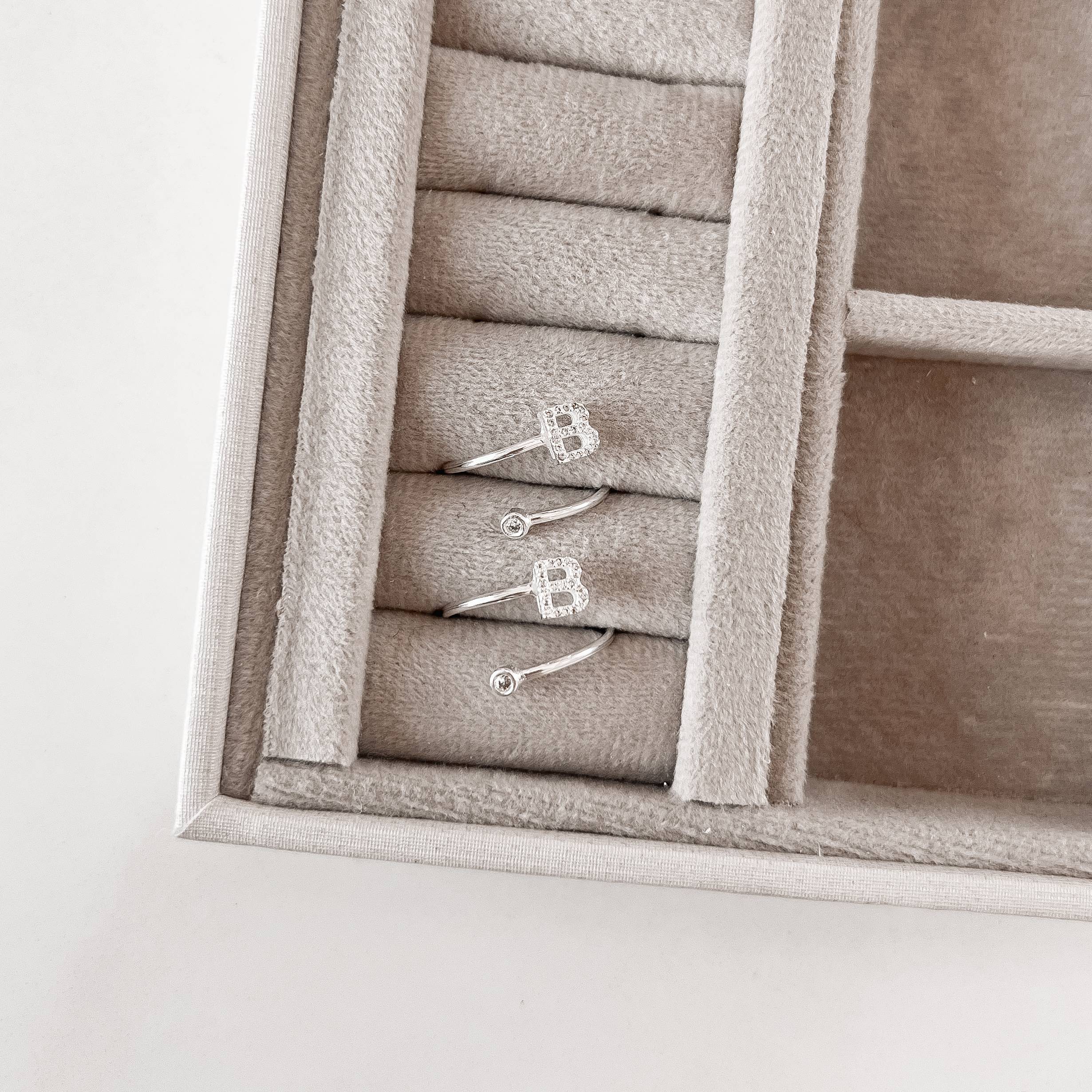 Anel letra B cravejada e zircônia regulável P