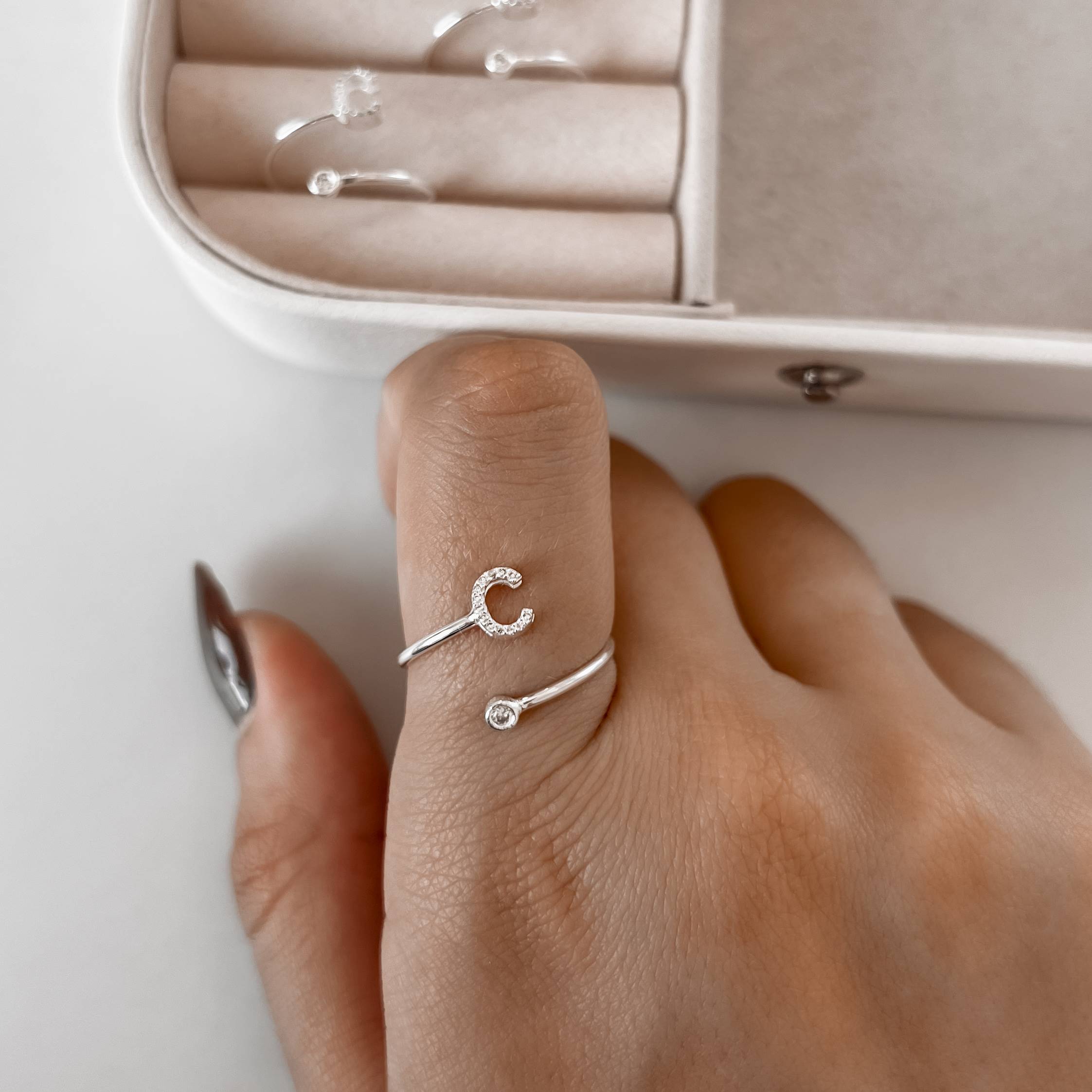 Imagem Secundária Anel letra C cravejada e zircônia regulável P