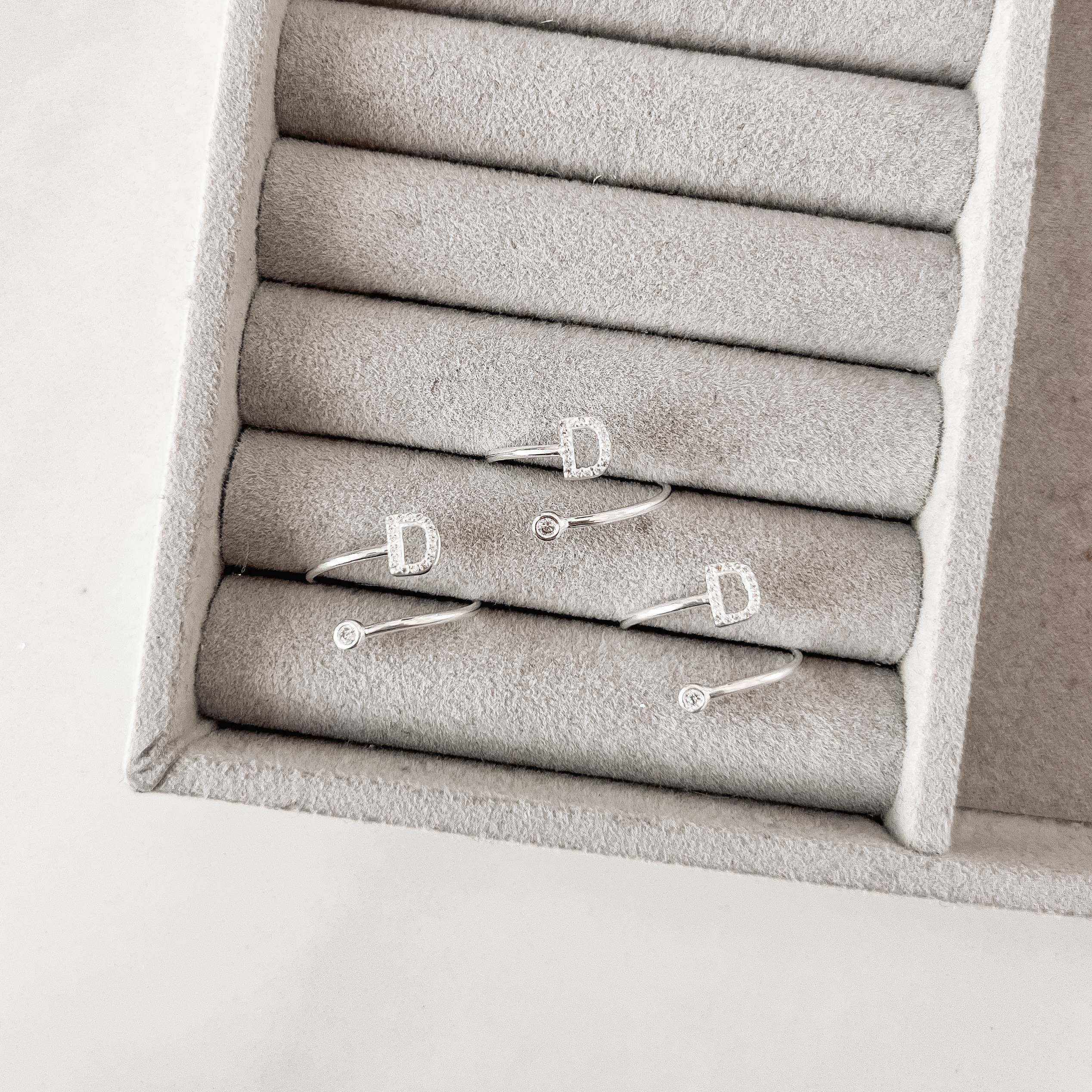 Anel letra D cravejada e zircônia regulável P