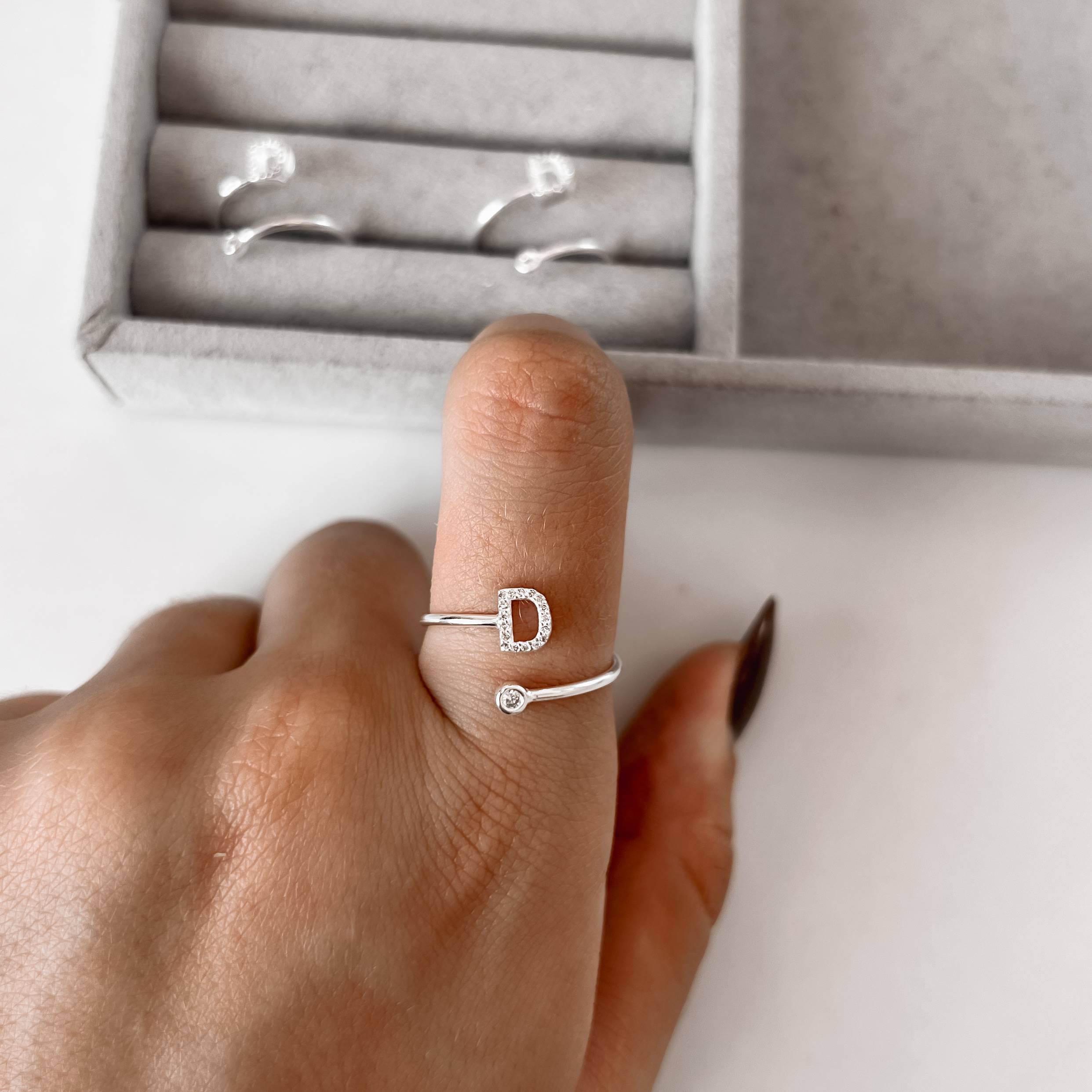Imagem Secundária Anel letra D cravejada e zircônia regulável P