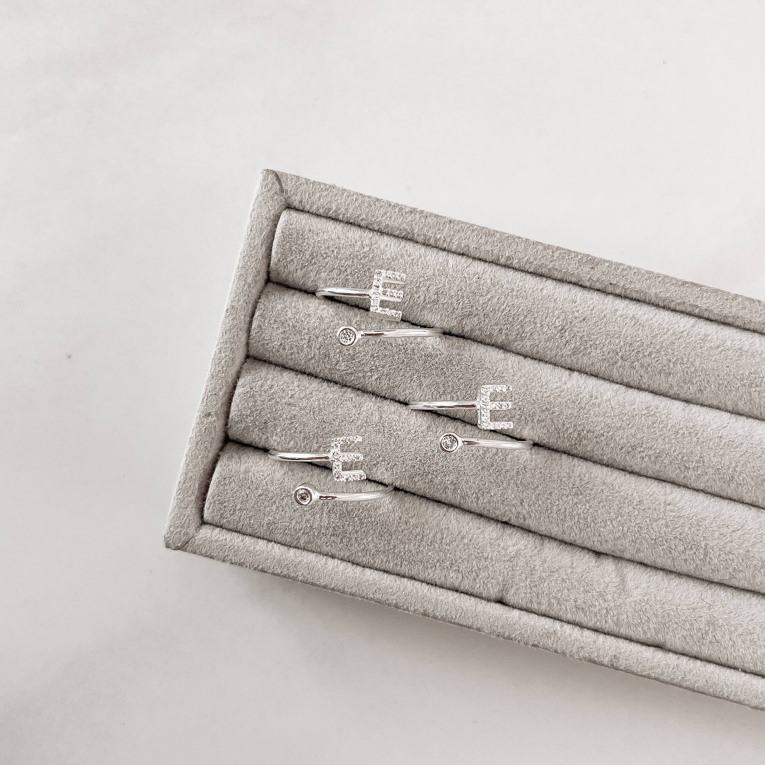 Anel letra E cravejada e zircônia regulável P