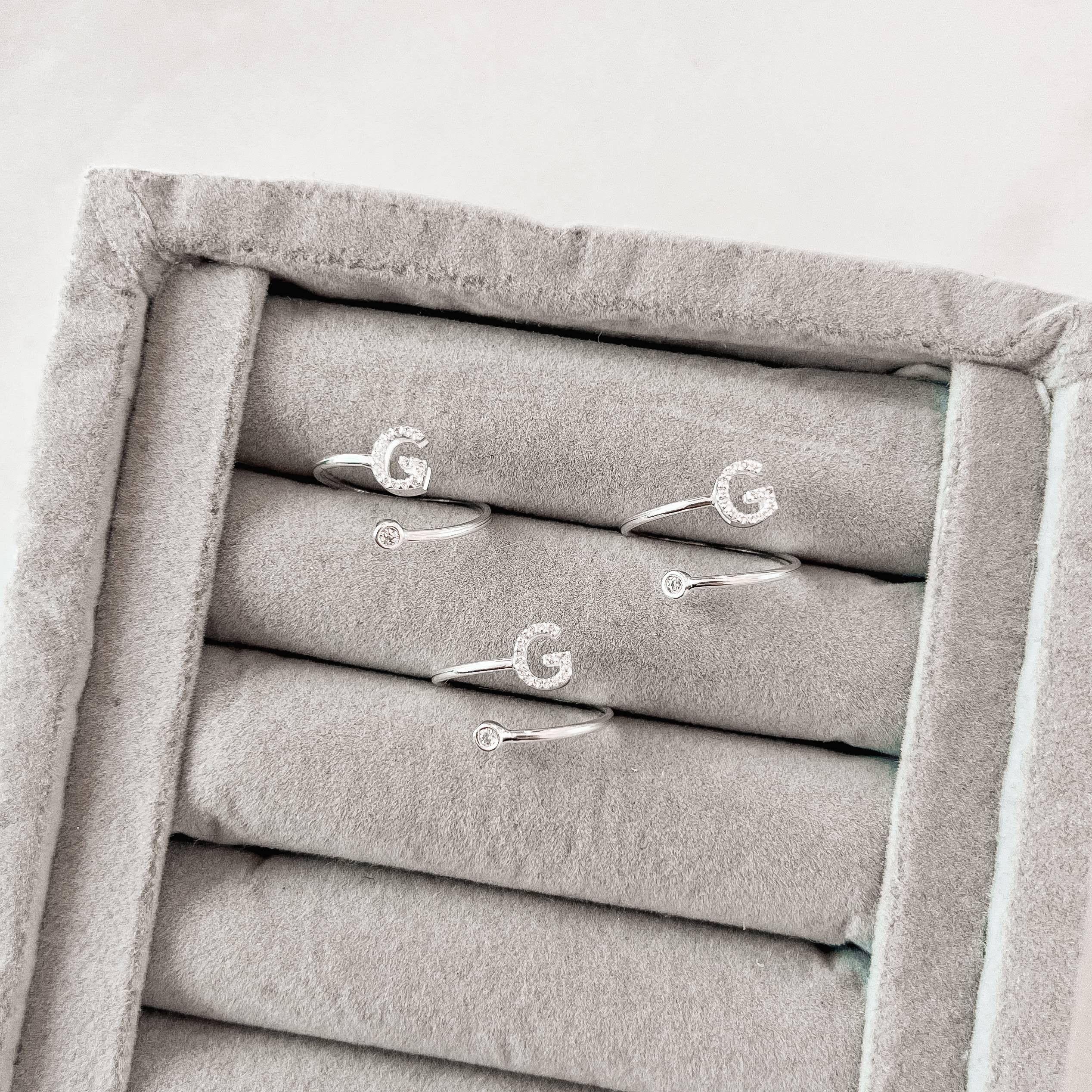 Anel letra G cravejada e zircônia regulável P