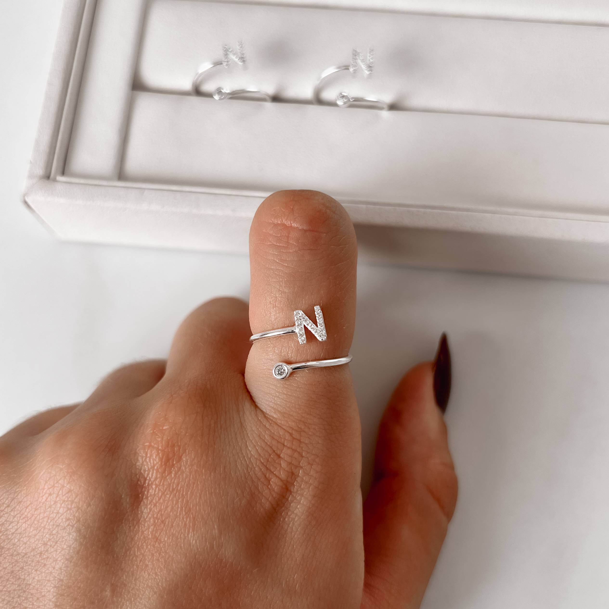 Anel letra N cravejada e zircônia regulável P