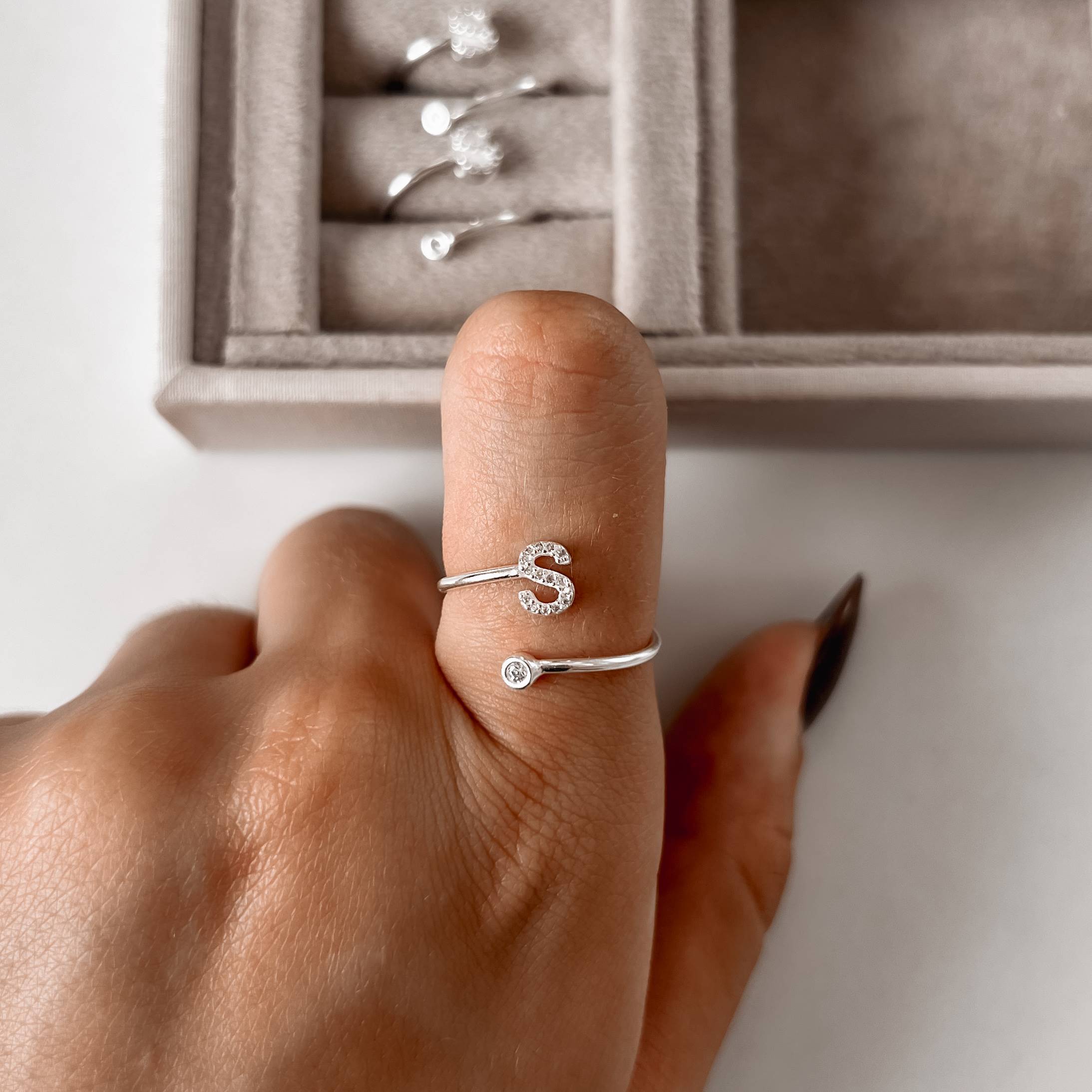 Anel letra S cravejada e zircônia regulável P