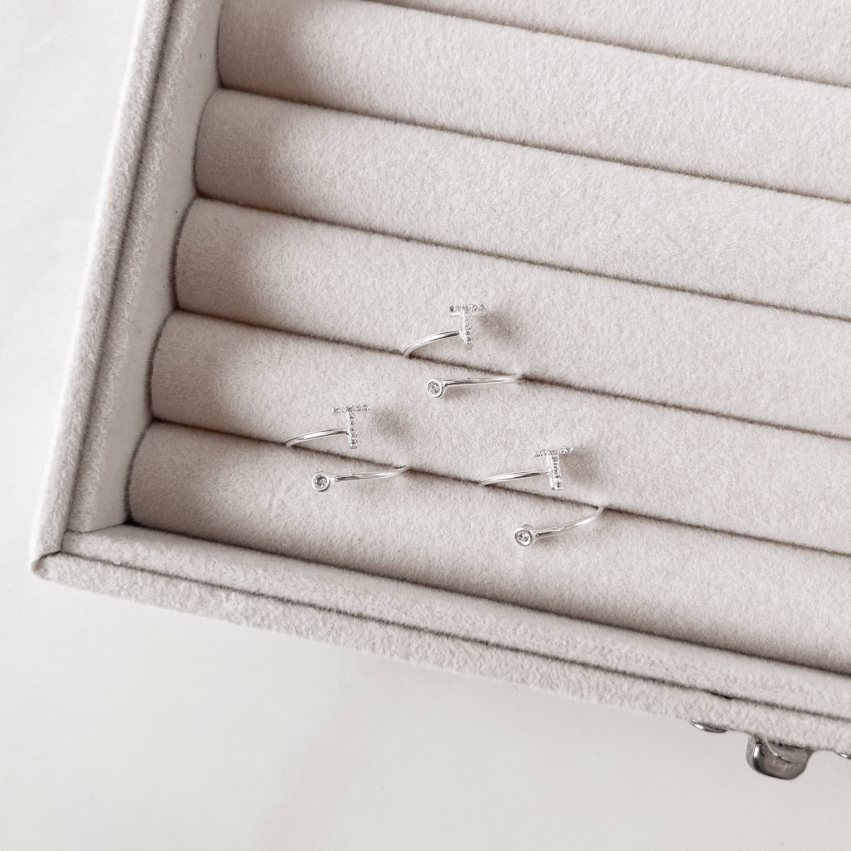 Anel letra T cravejada e zircônia regulável P