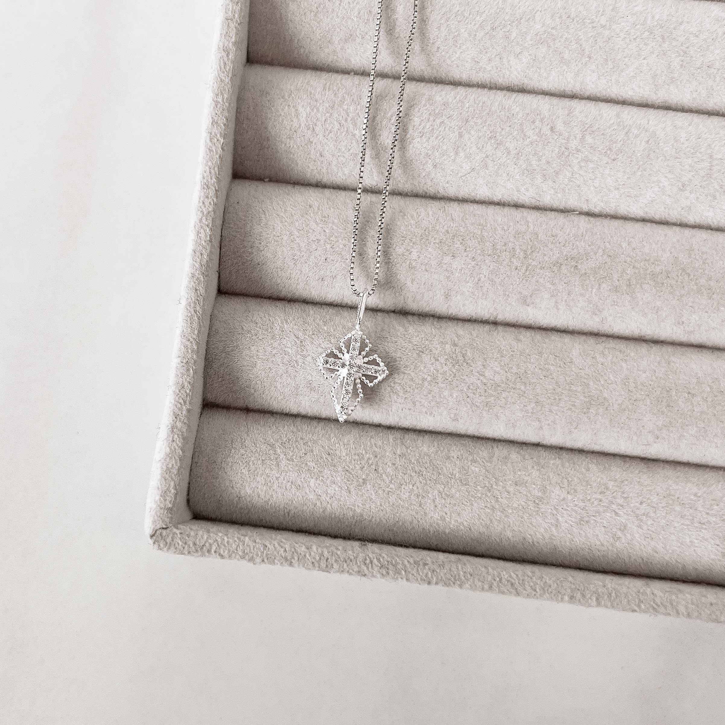 Imagem Colar pingente cruz cravejada trabalhada 17mm 45cm