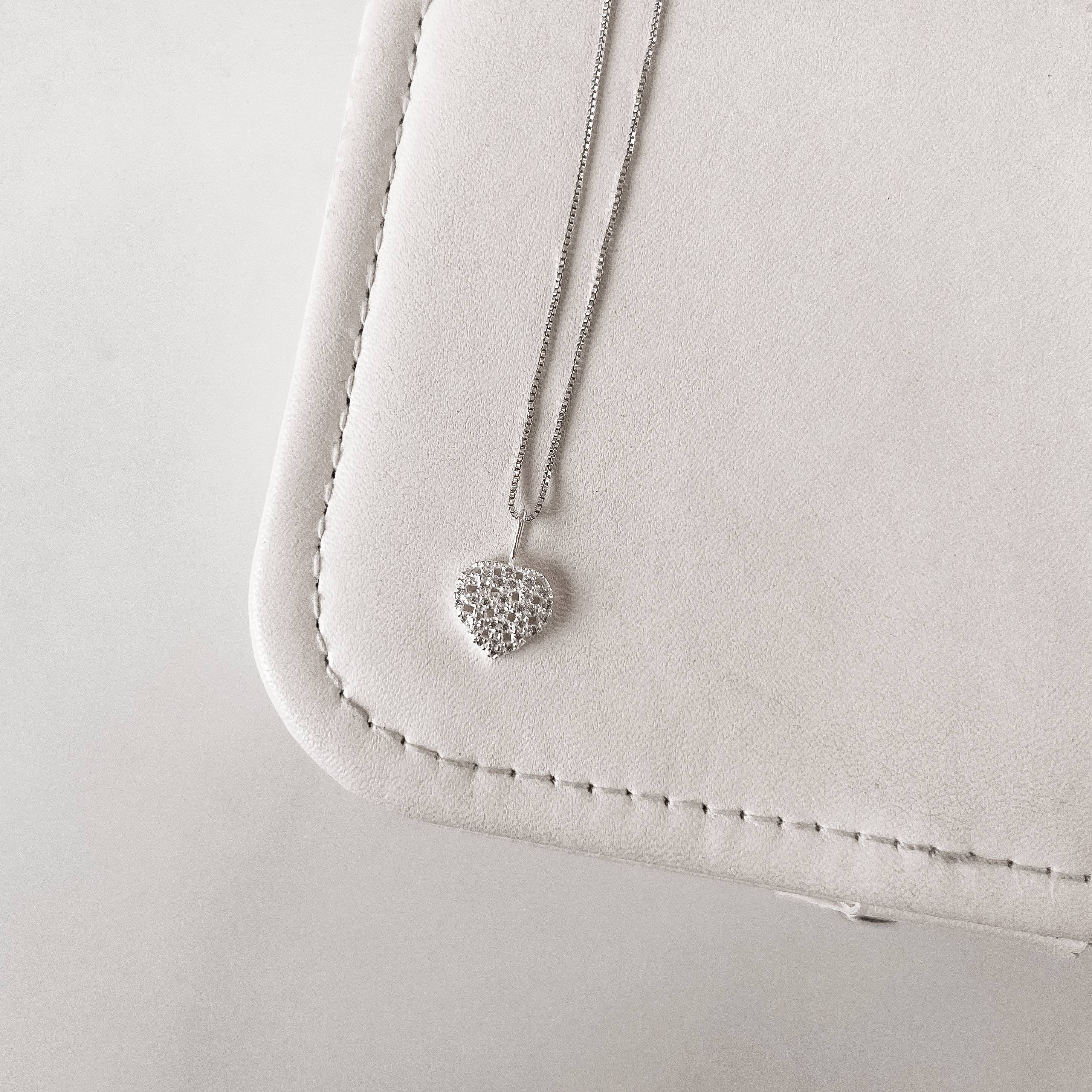 Imagem Colar pingente coração rendado cravejado 14mm 45cm