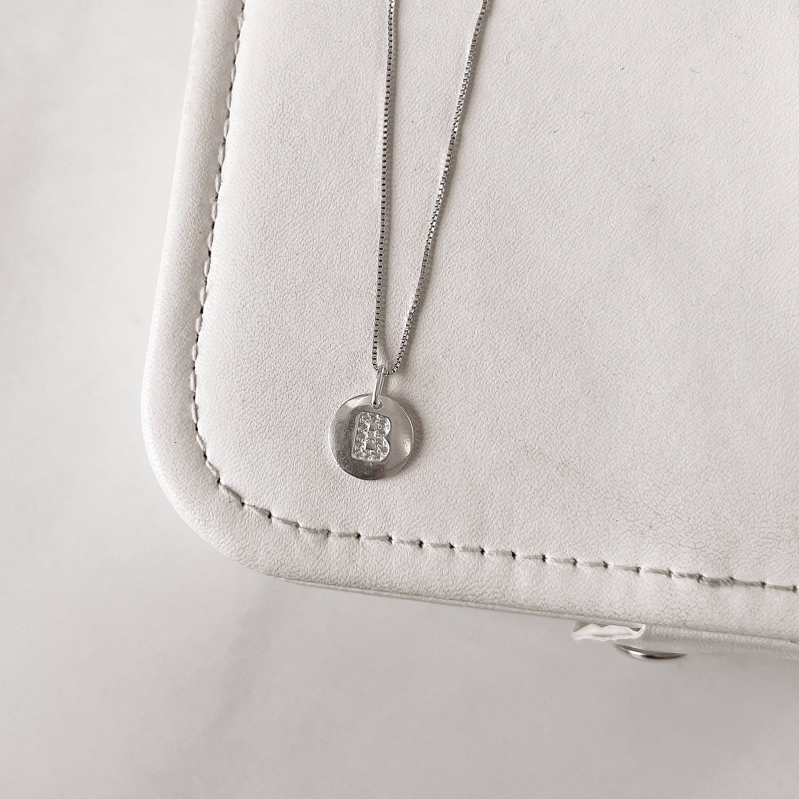 Imagem Secundária Colar pingente medalha letra B cravejada 15mm 45cm