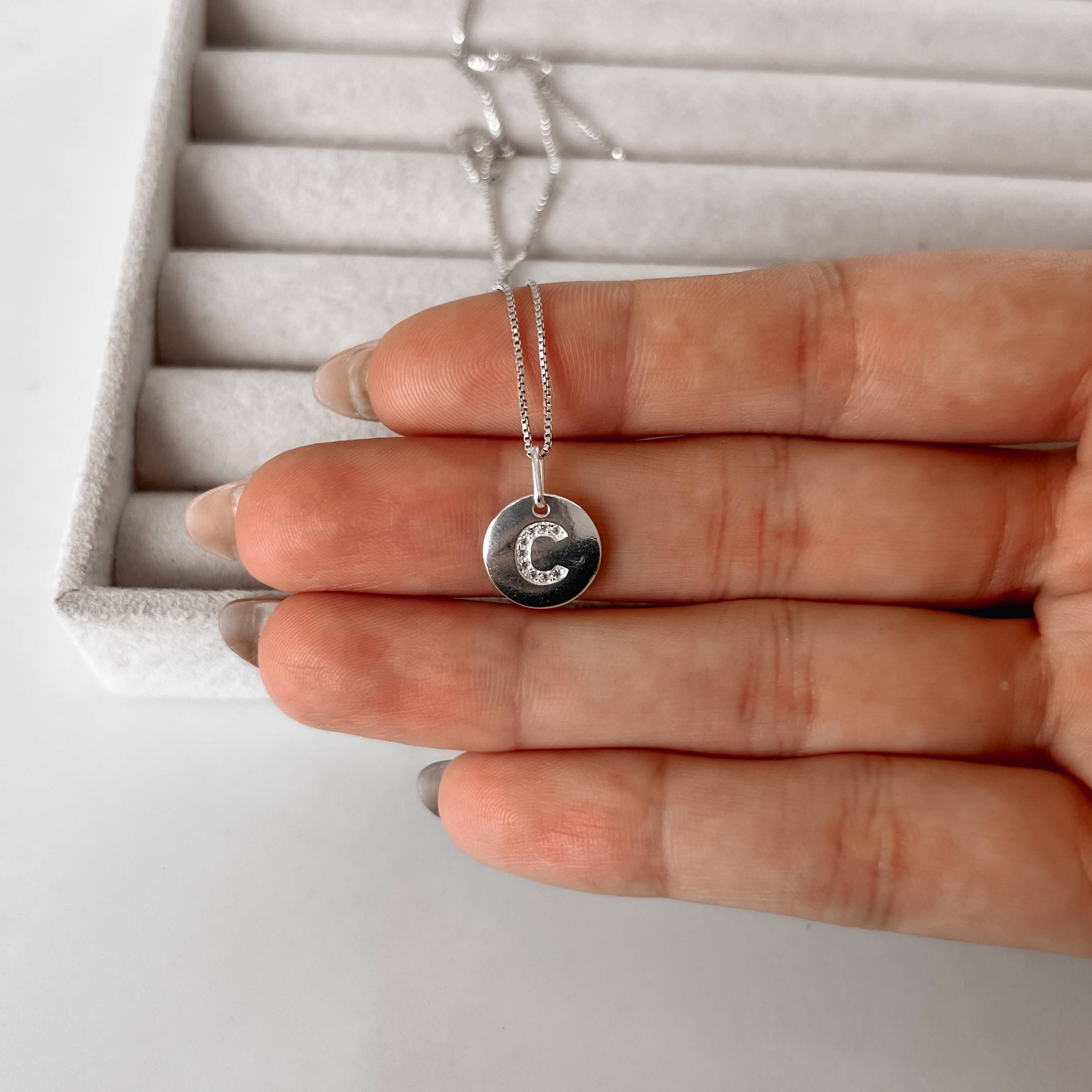 Imagem Colar pingente medalha letra C cravejada 15mm 45cm