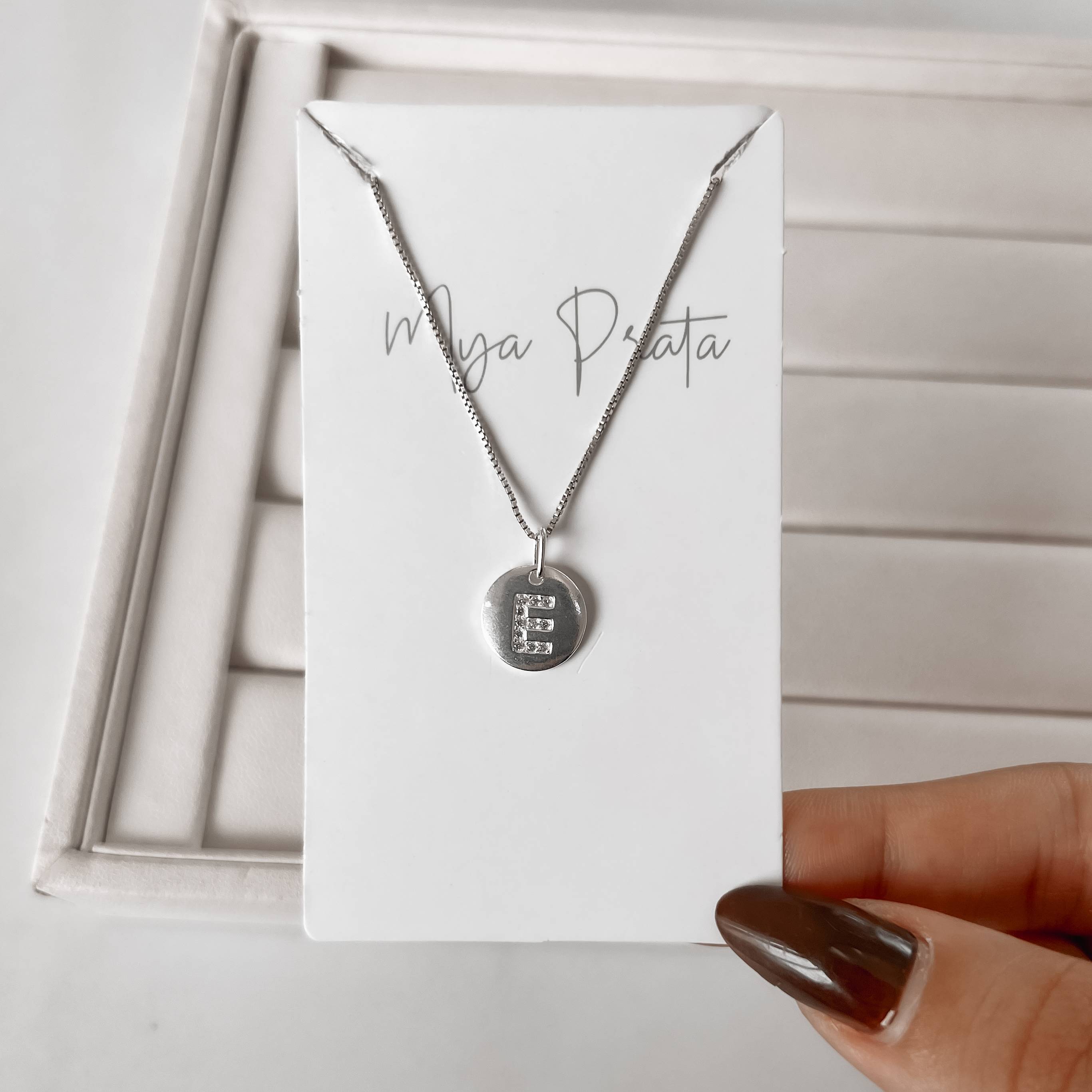 Imagem Colar pingente medalha letra E cravejada 15mm 45cm