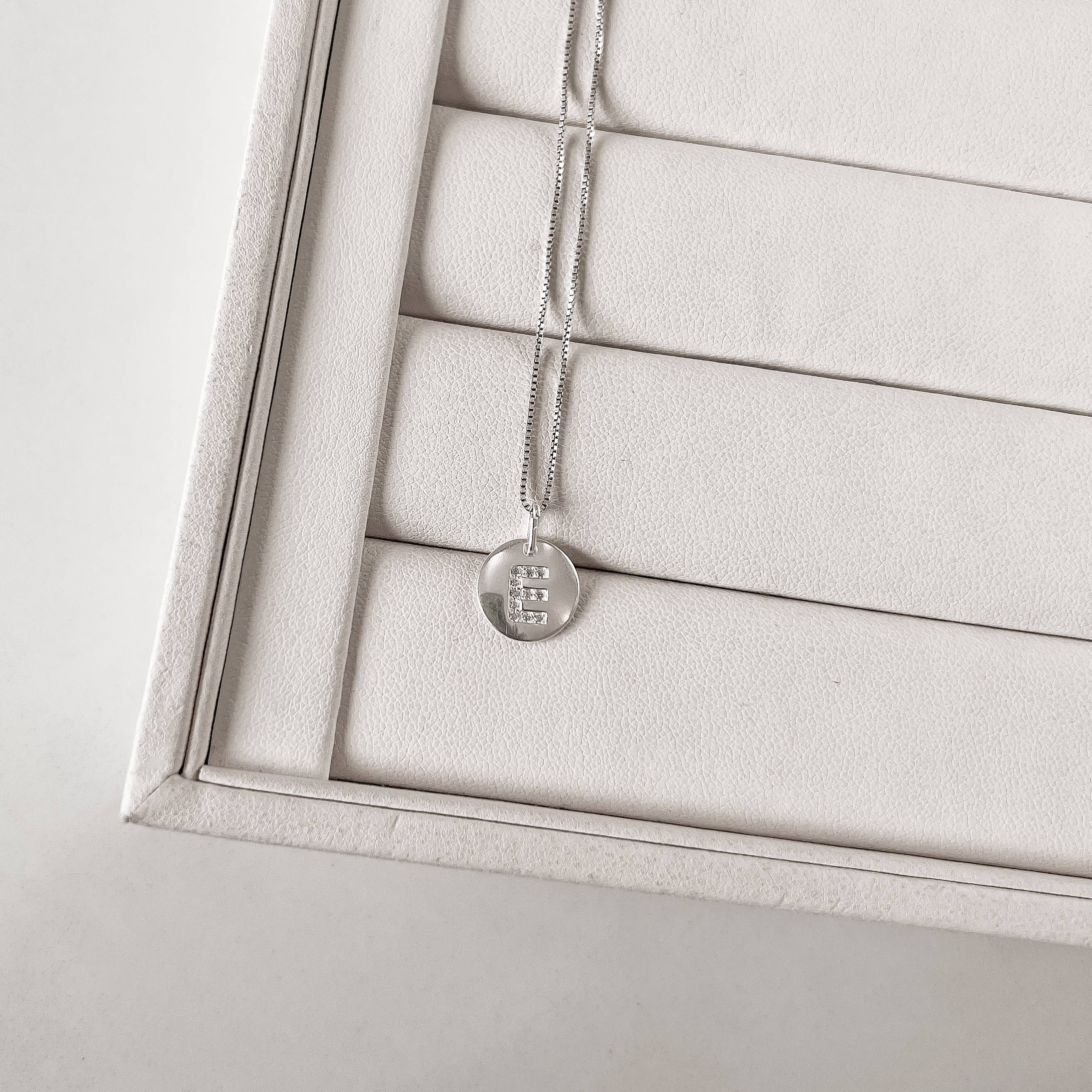 Imagem Secundária Colar pingente medalha letra E cravejada 15mm 45cm