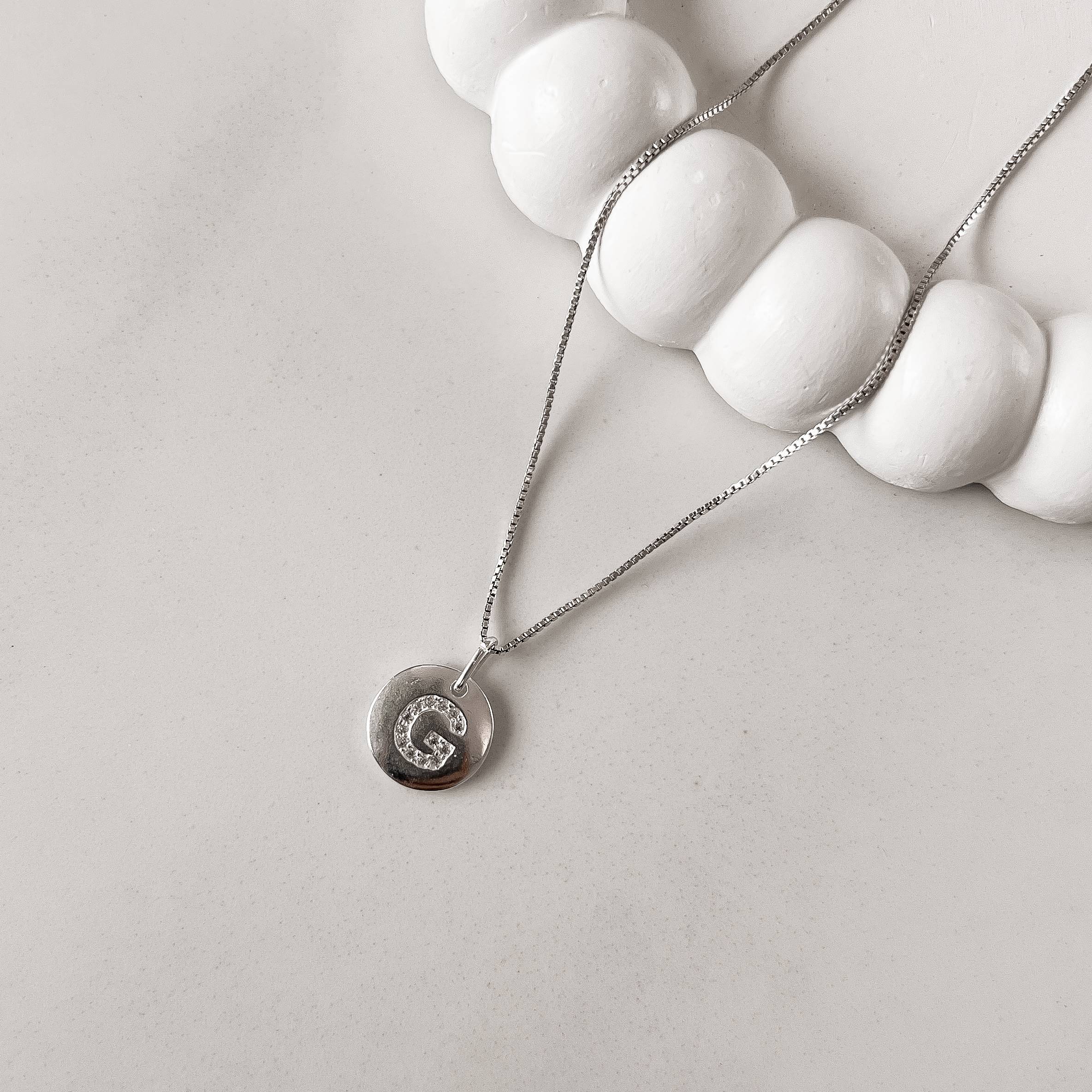 Imagem Colar pingente medalha letra G cravejada 15mm 45cm