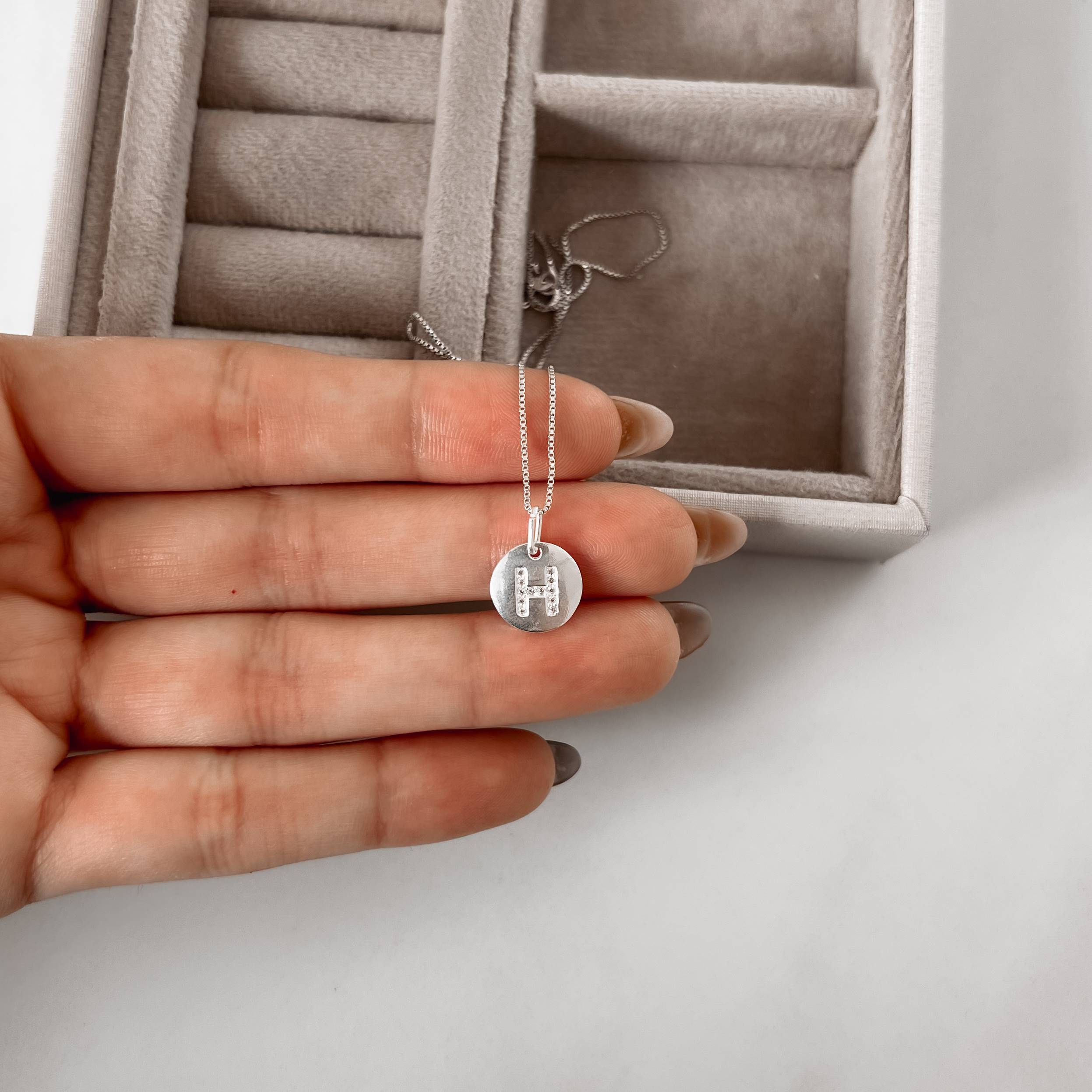 Imagem Colar pingente medalha letra H cravejada 15mm 45cm