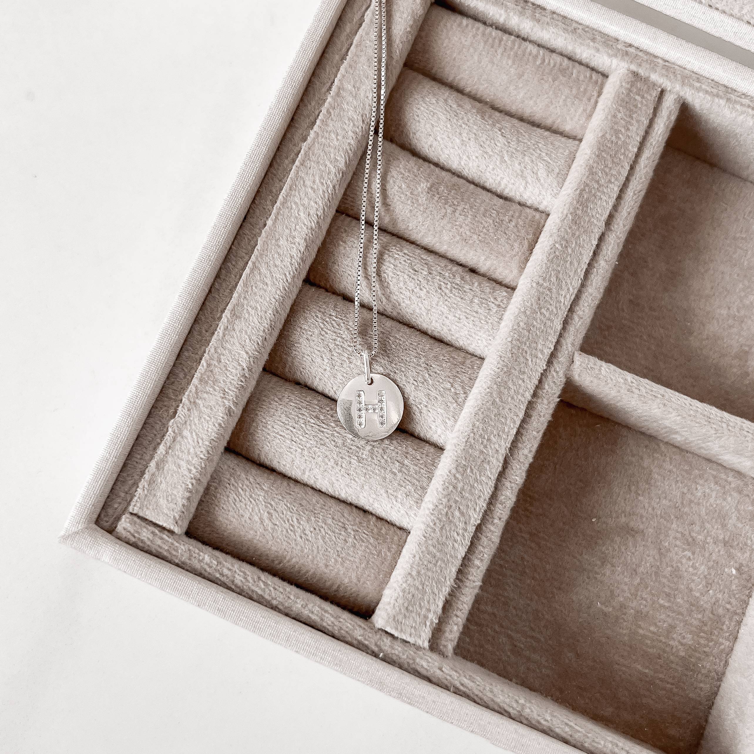 Imagem Secundária Colar pingente medalha letra H cravejada 15mm 45cm