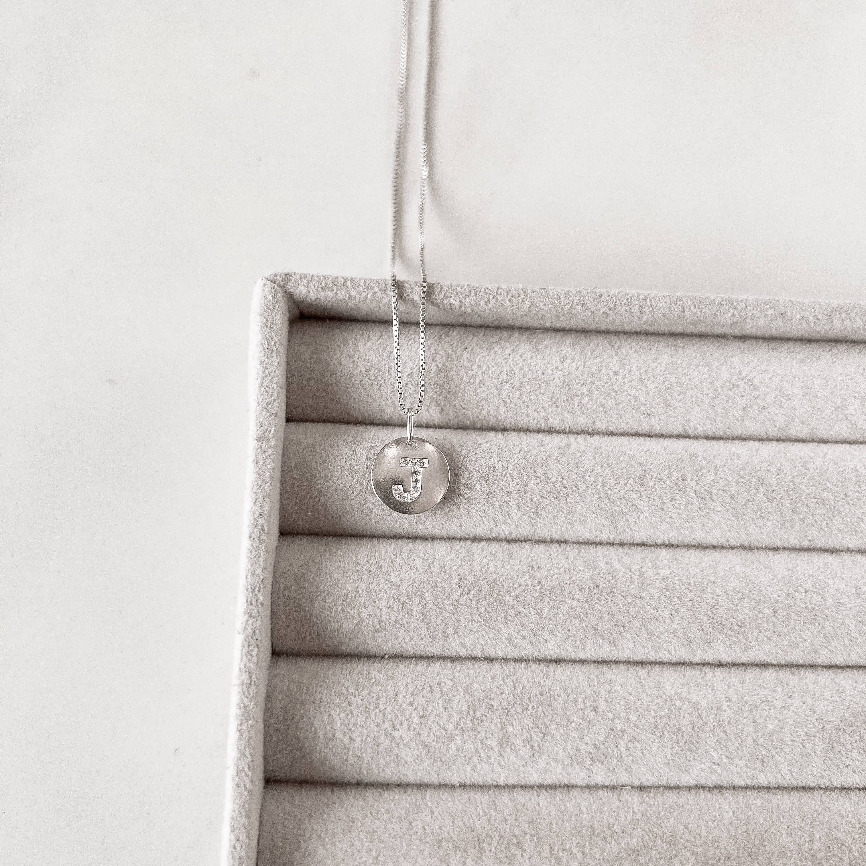 Colar pingente medalha letra J cravejada 15mm 45cm