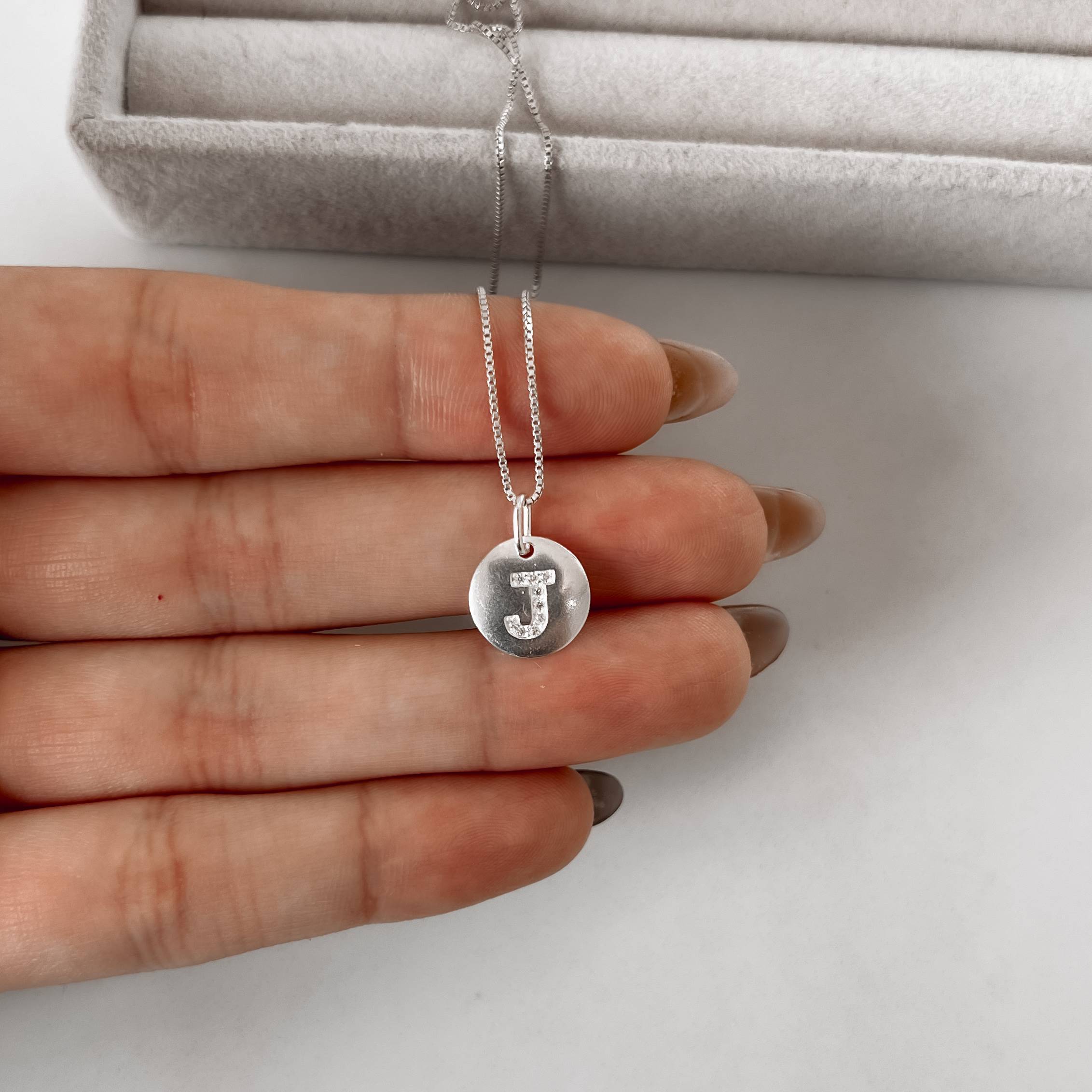 Imagem Secundária Colar pingente medalha letra J cravejada 15mm 45cm