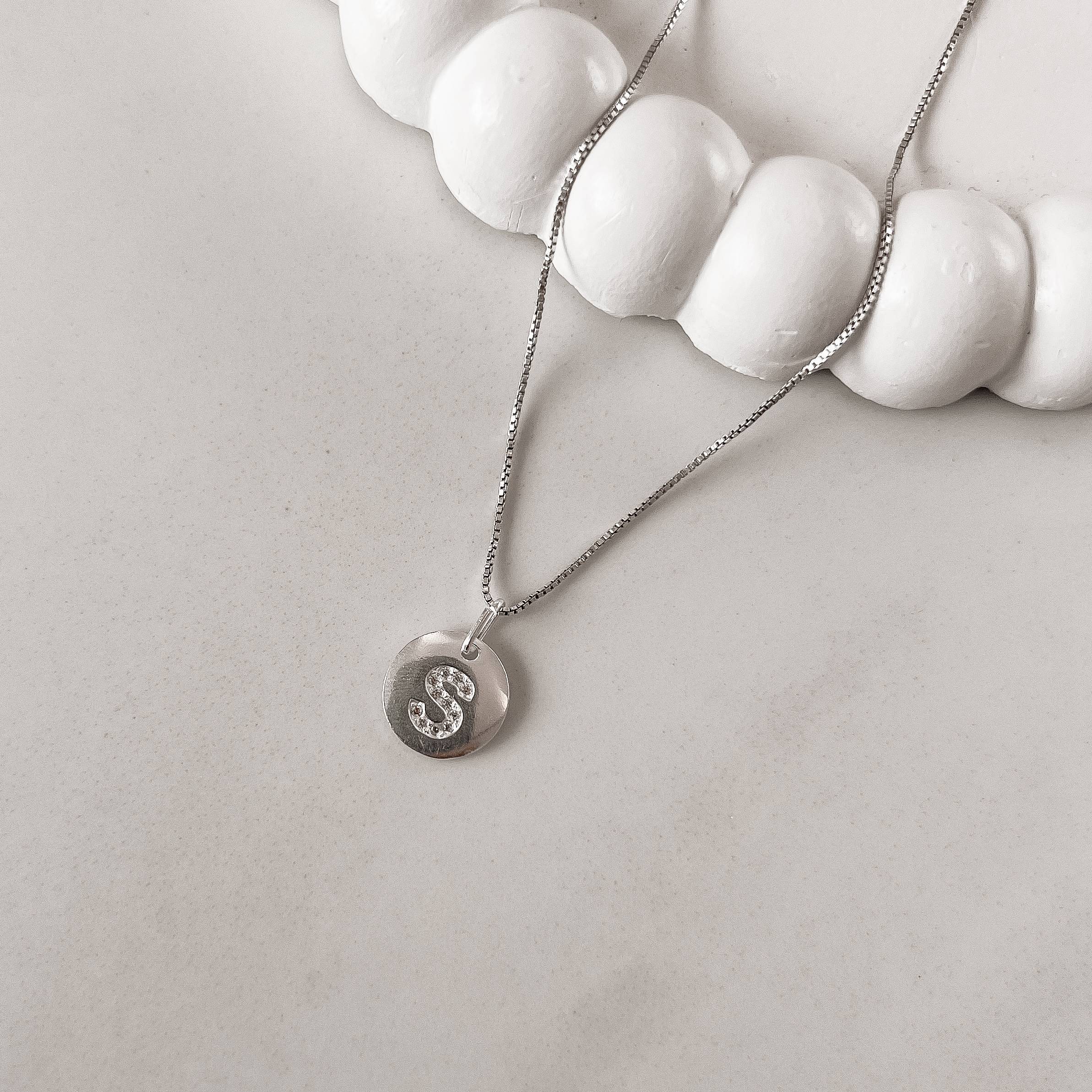 Imagem Secundária Colar pingente medalha letra S cravejada 15mm 45cm