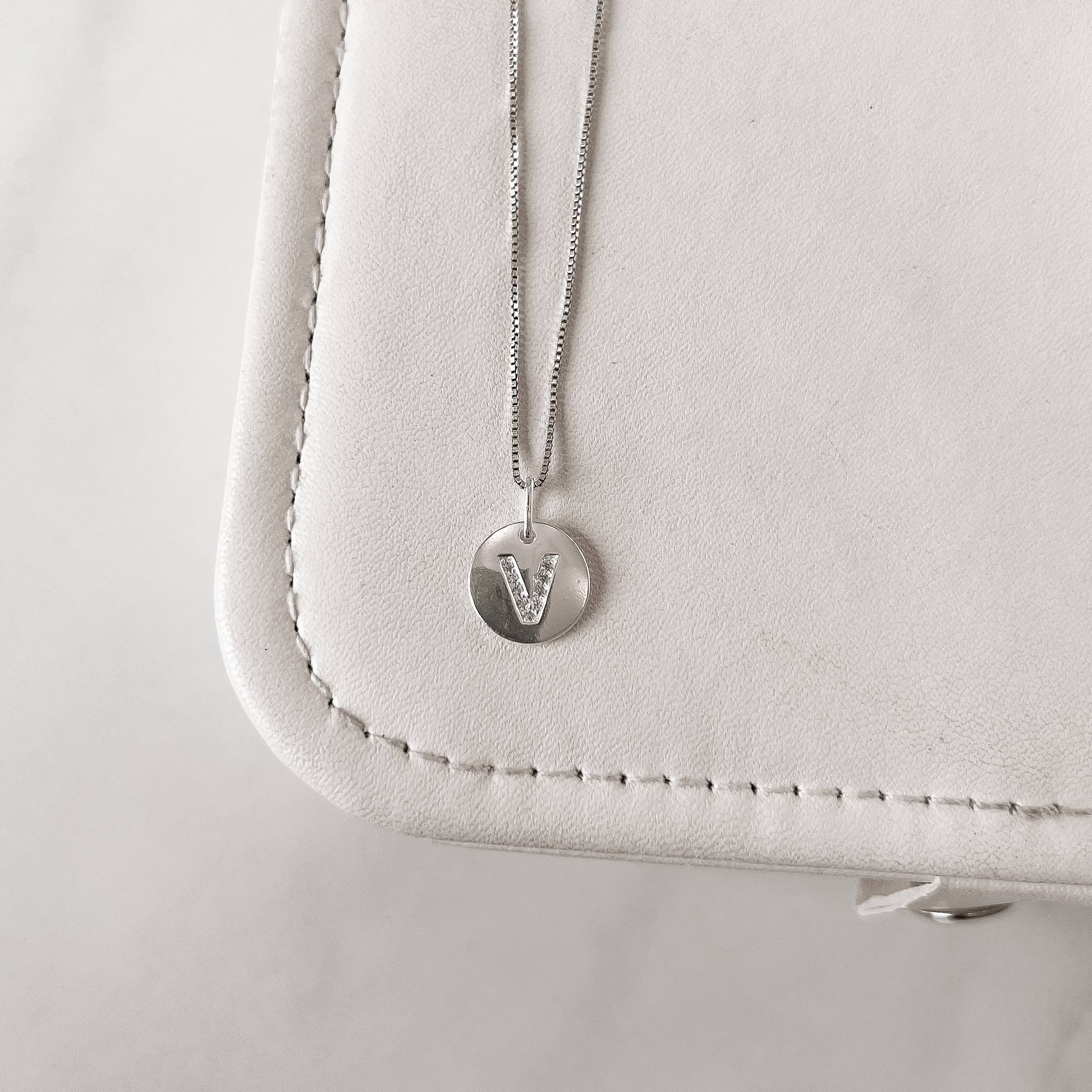 Colar pingente medalha letra V cravejada 15mm 45cm