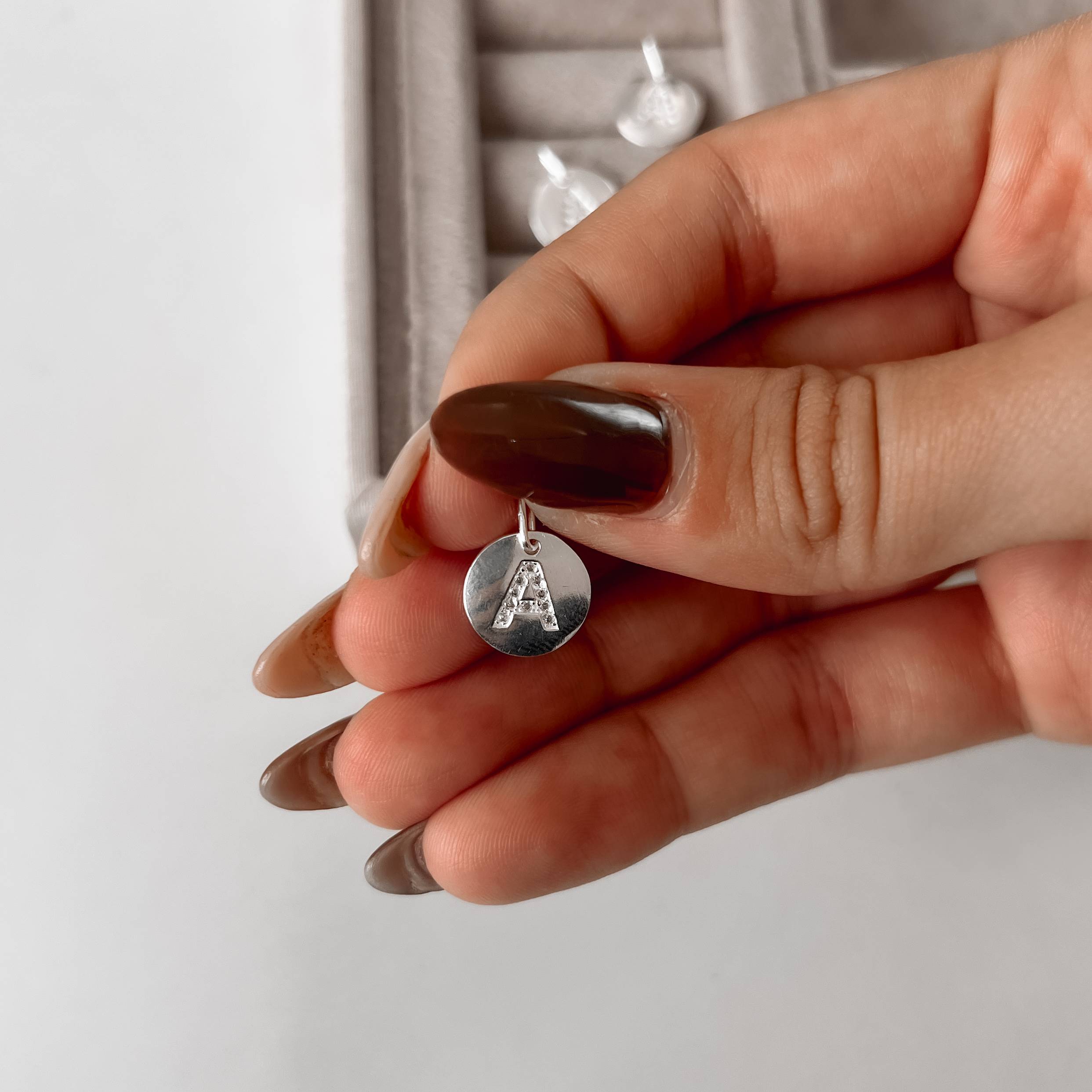 Imagem Secundária Pingente medalha letra A cravejada 15mm