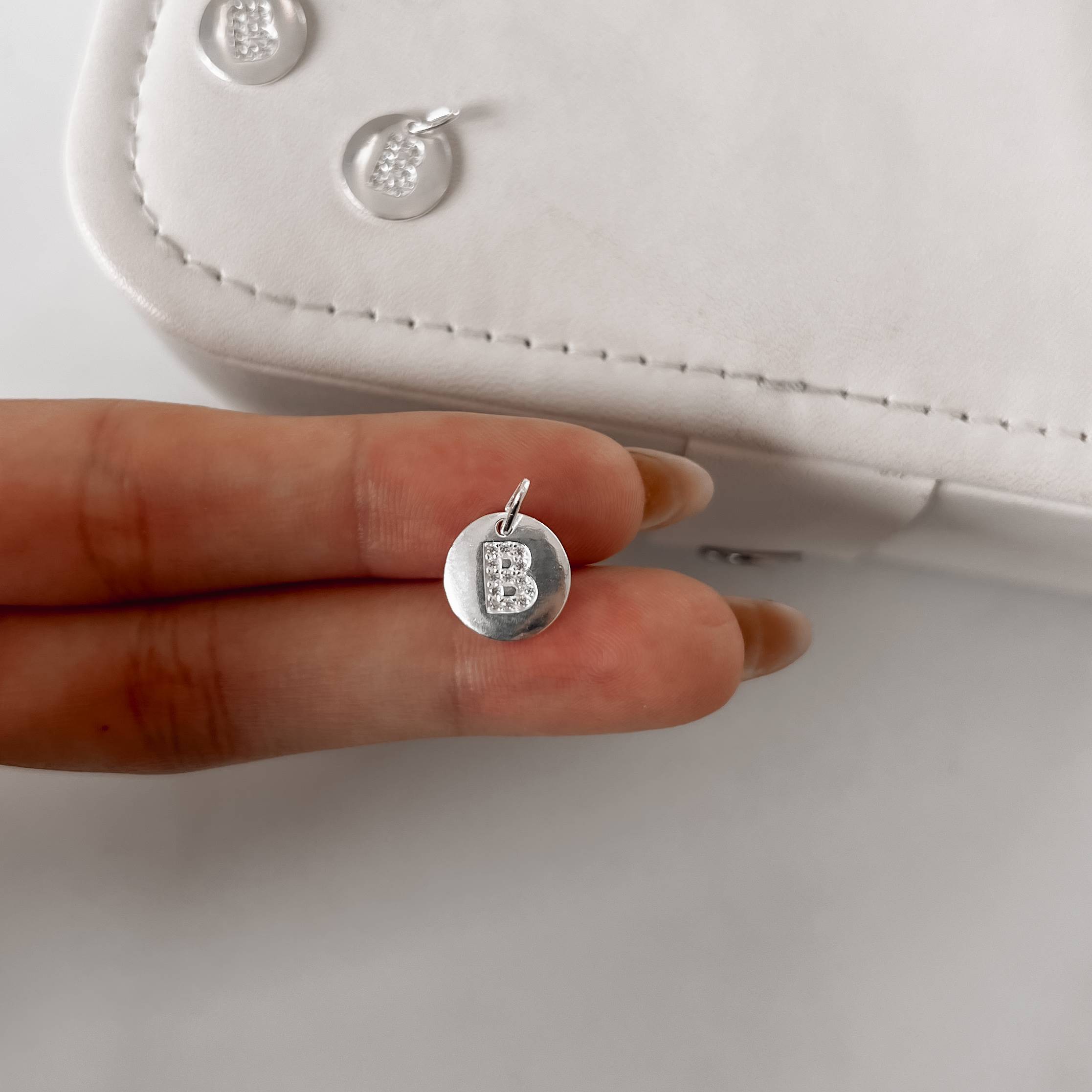 Imagem Secundária Pingente medalha letra B cravejada 15mm