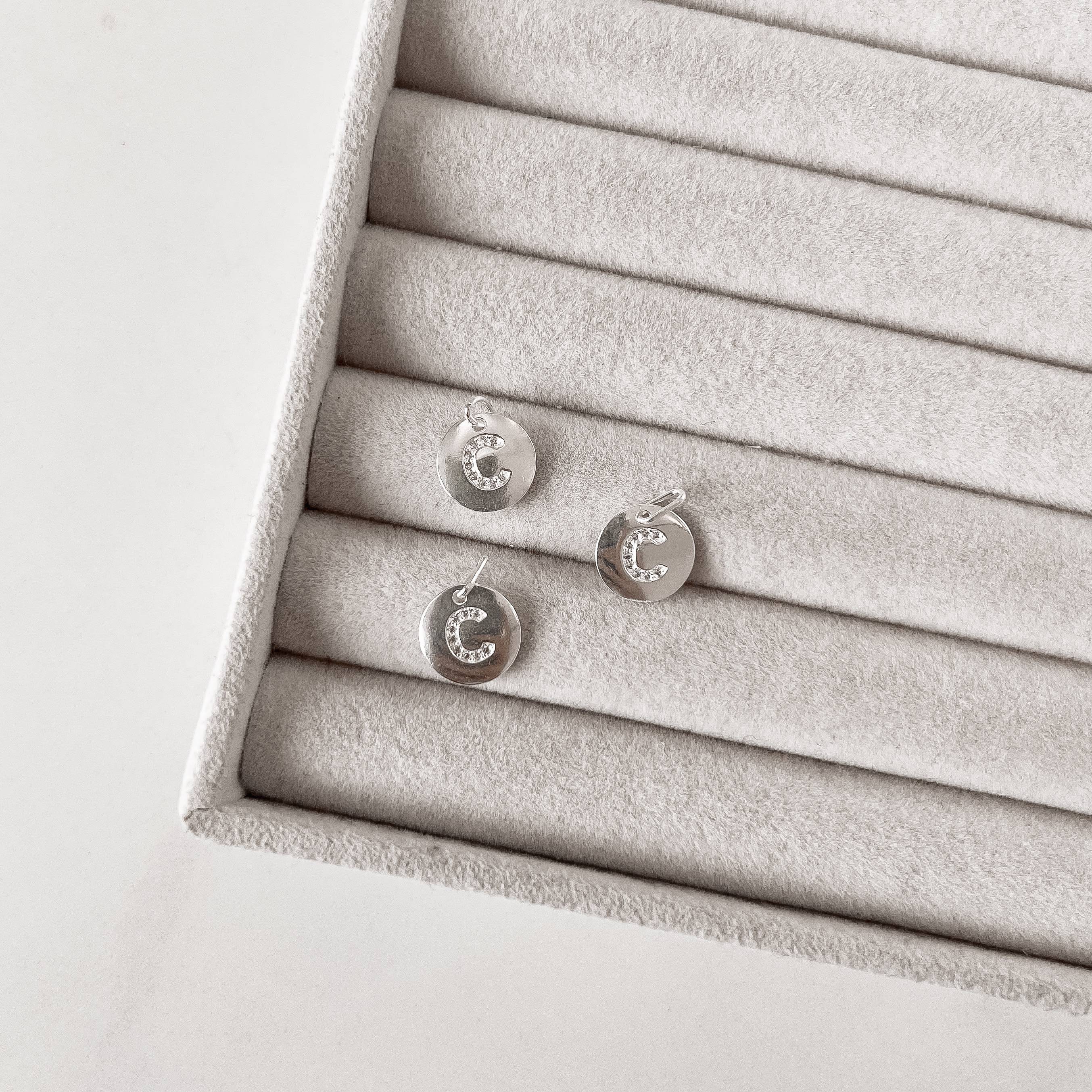 Imagem Secundária Pingente medalha letra C cravejada 15mm