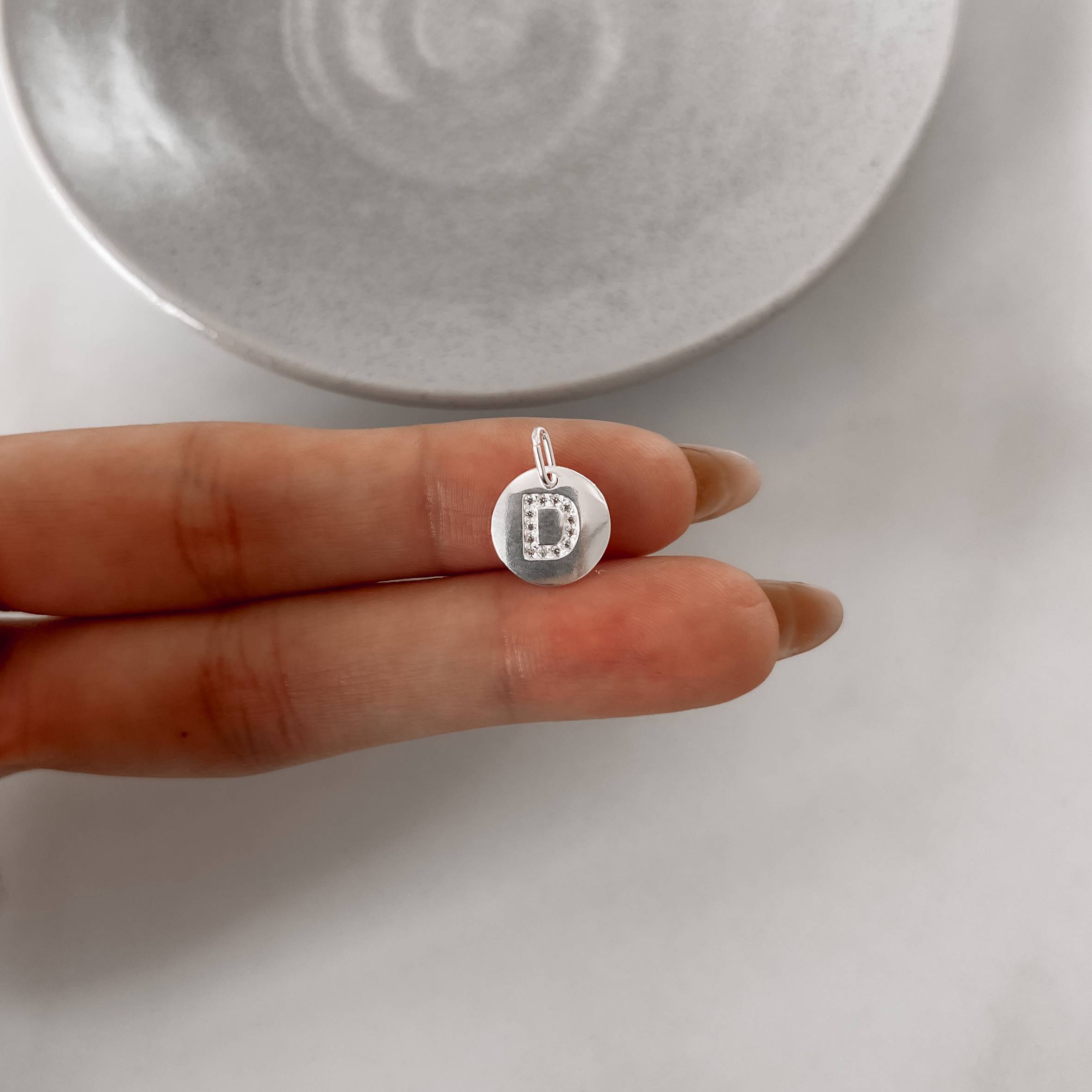 Imagem Secundária Pingente medalha letra D cravejada 15mm