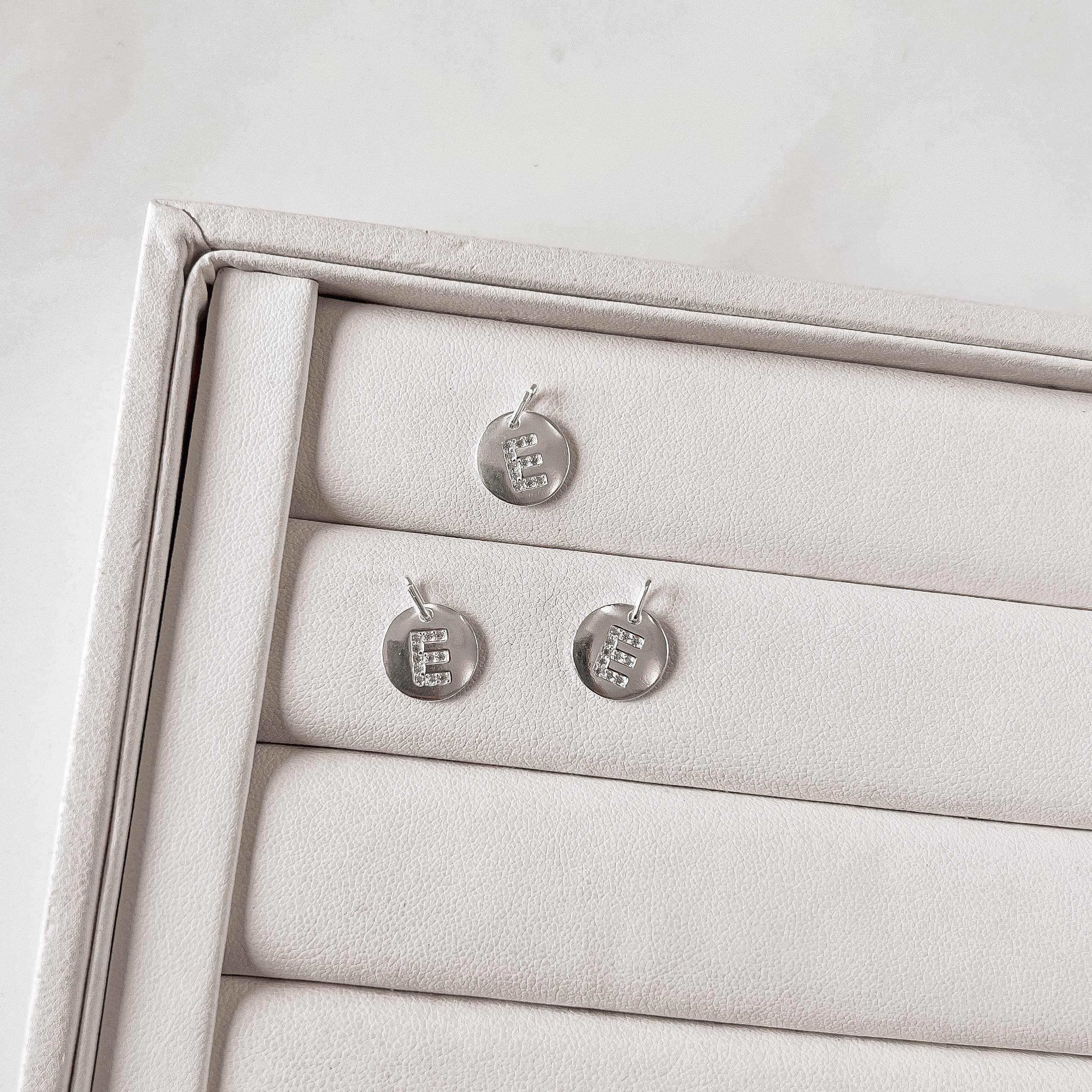 Imagem Secundária Pingente medalha letra E cravejada 15mm