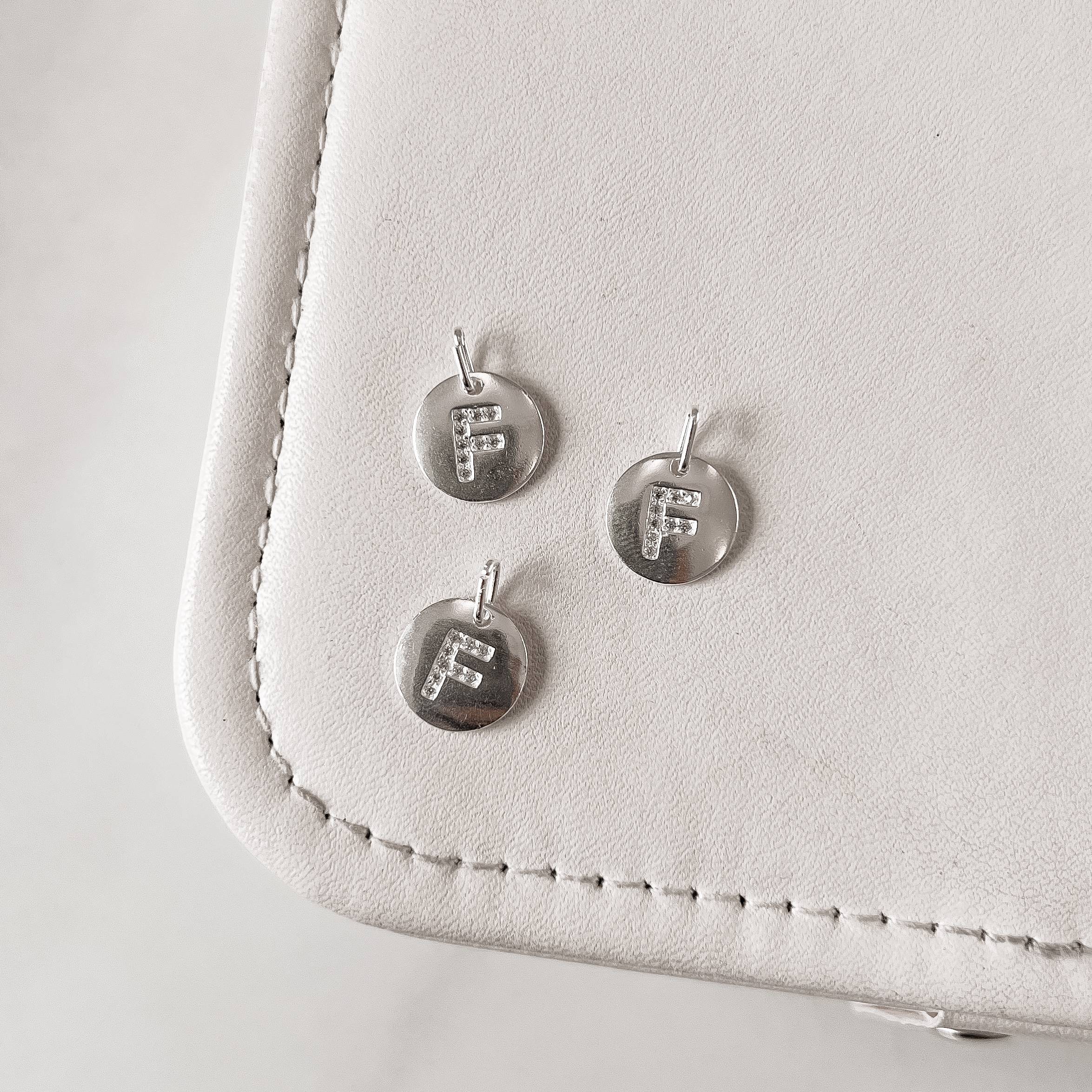 Pingente medalha letra F cravejada 15mm